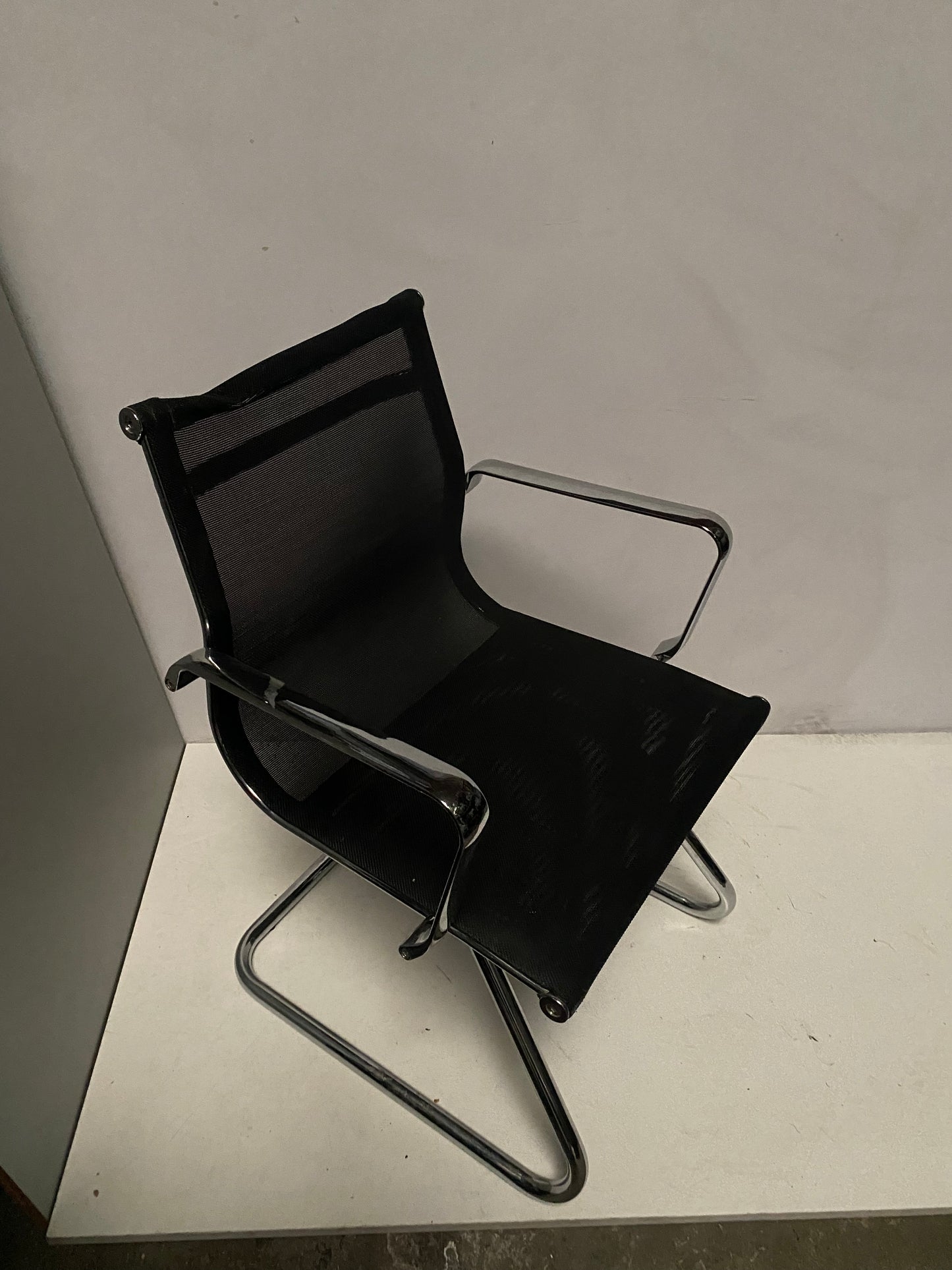 SILLA CONFIDENTE MALLA NEGRA. RESPALDO CON DESPERFECTO.