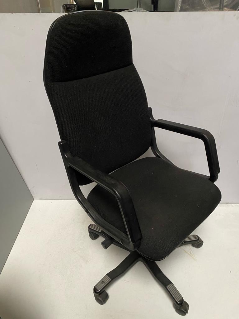 SILLA OPERATIVA NEGRA RESPALDO ALTO REDONDEADO