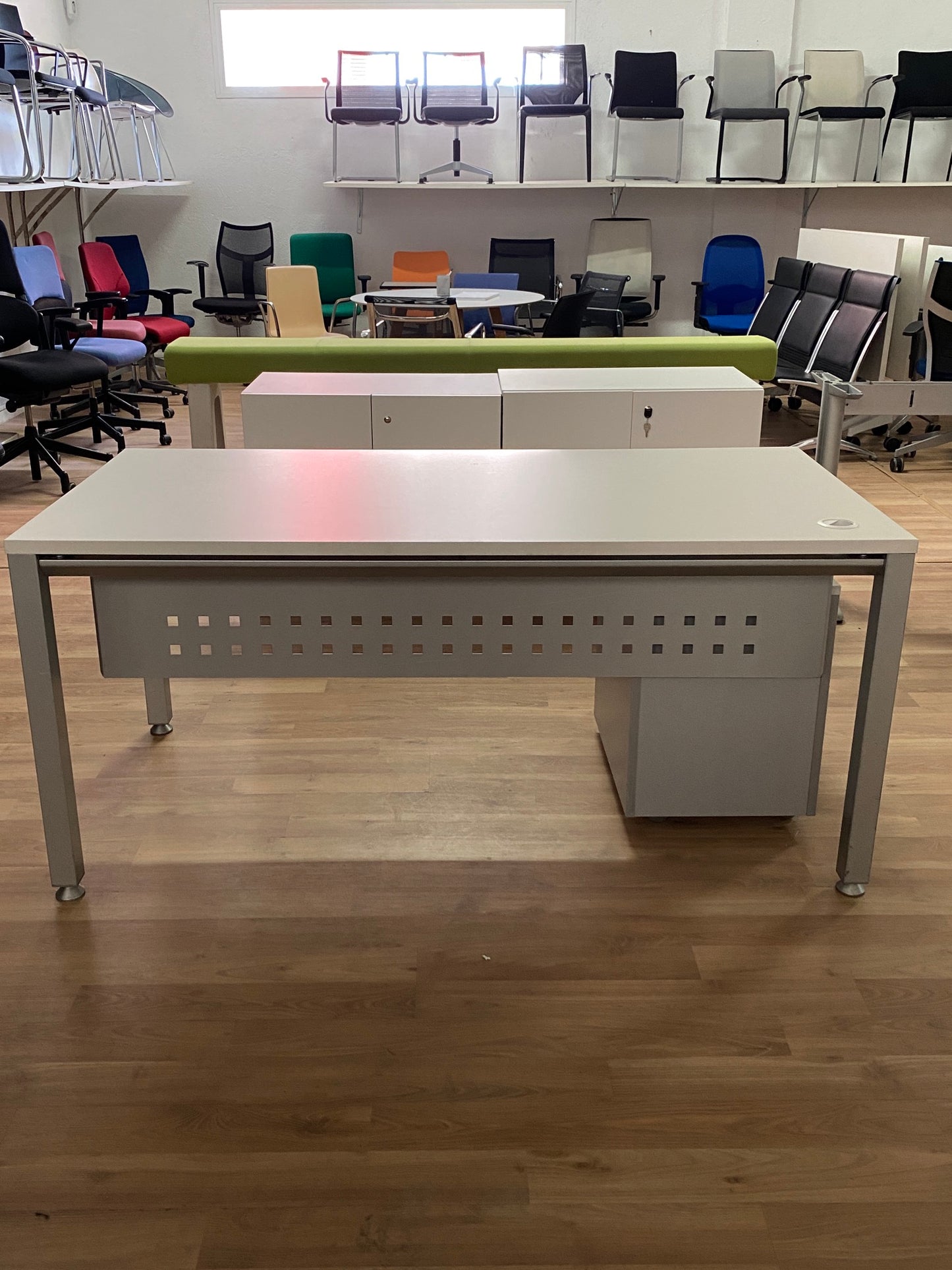 MESA OPERATIVA DE 1600*800 MM EN BLANCO