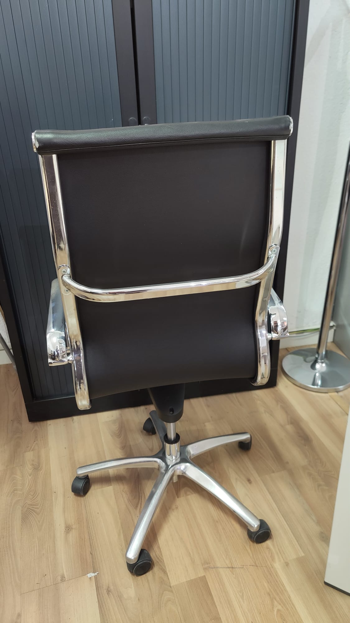 SILLA OPERATIVA CUERO BRAZOS CROMADOS