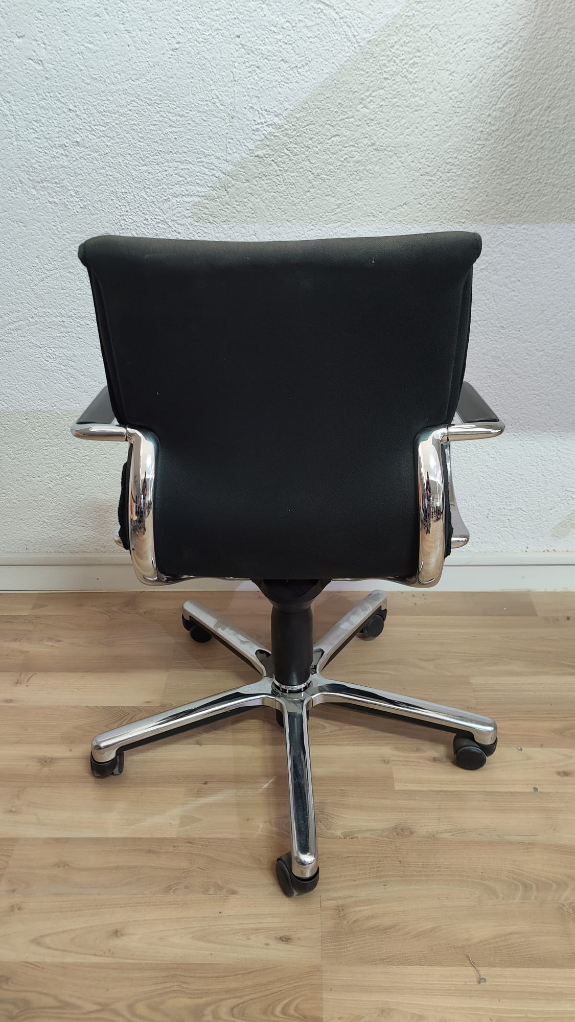 SILLA OPERATIVA TELA NEGRA BRAZOS FIJOS NEGROS