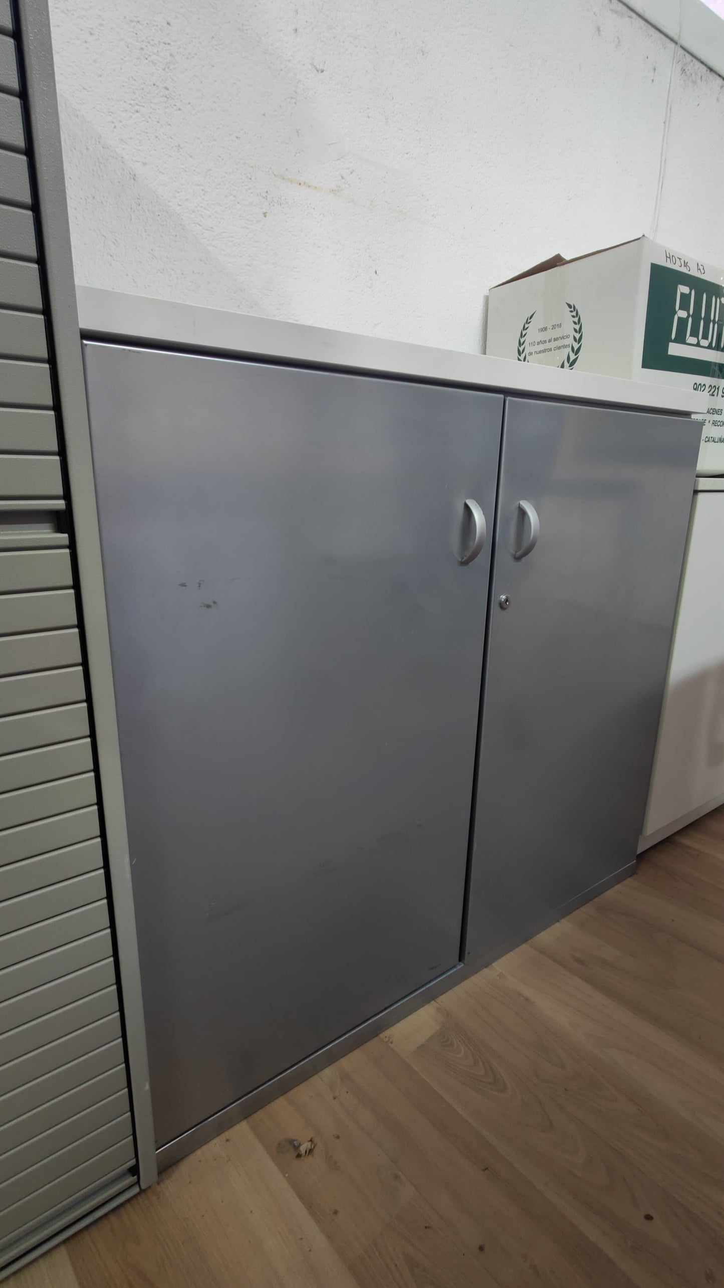 ARMARIO BAJO GRIS METAL TAPA BLANCA 85X90X45,5