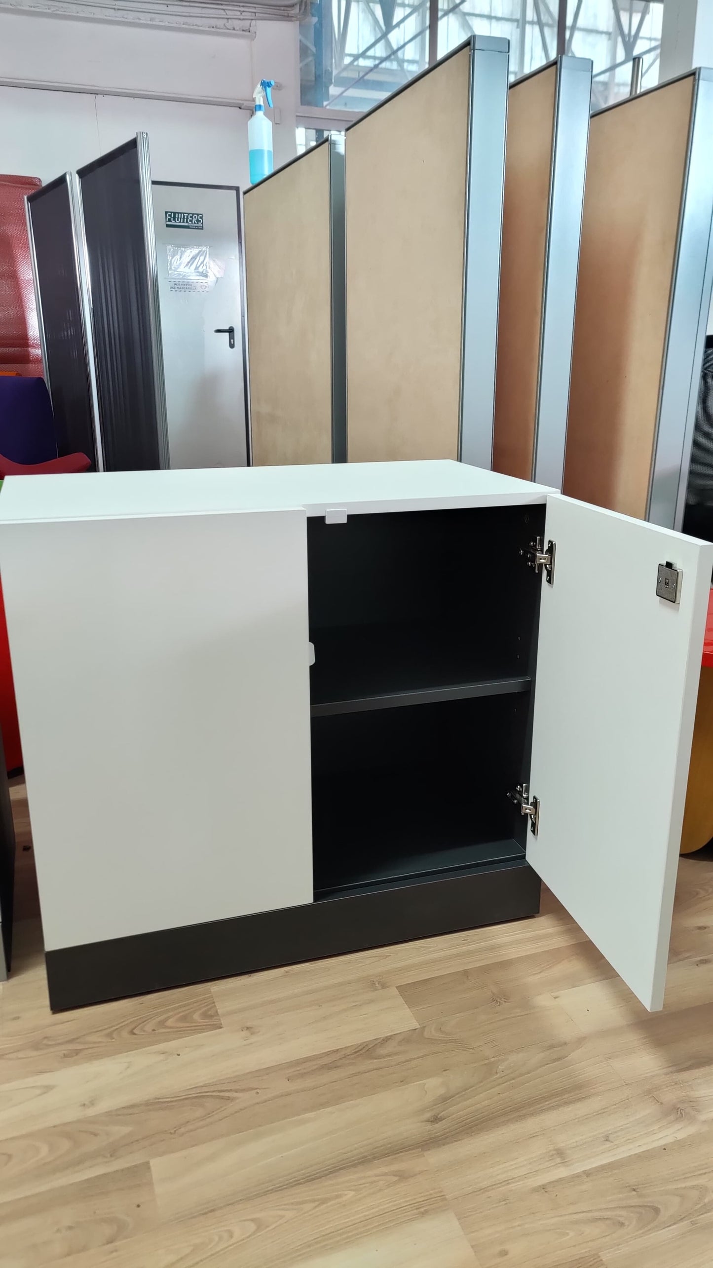 ARMARIO BAJO BLANCO Y NEGRO, MADERA 73X80X45