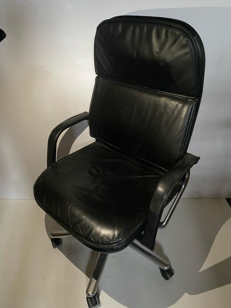 SILLA OPERATIVA CUERO NEGRO BRAZOS NEGROS FIJOS