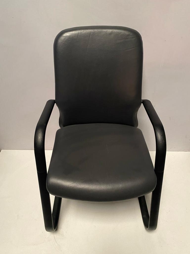 SILLA CONFIDENTE CUERO NEGRO Y PATÍN NEGRO