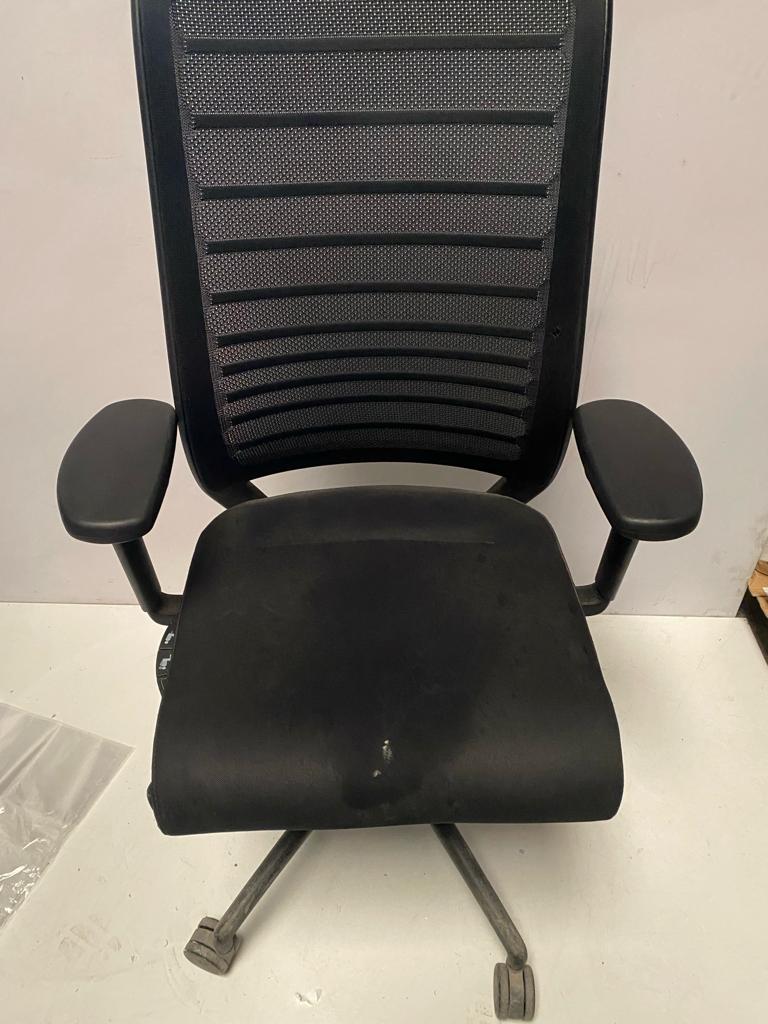 SILLA OPERATIVA NEGRA INTERESTUHL.TAPICERIA ASIENTO MANCHADA.