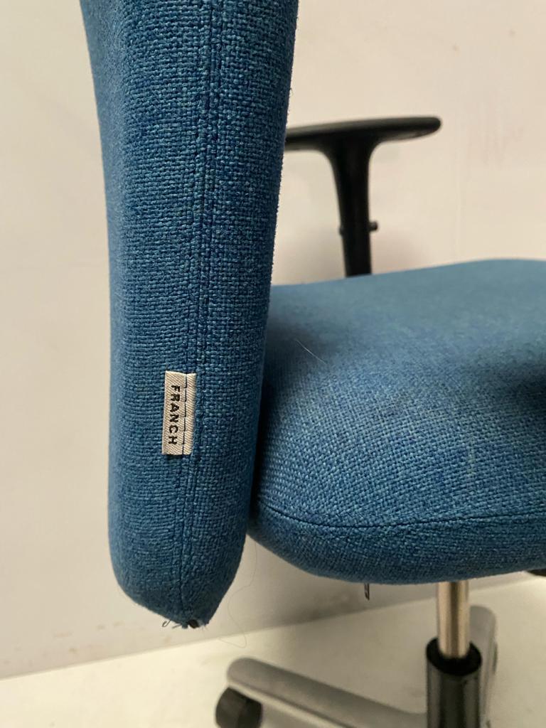 SILLA OPERATIVA FRANCH AZUL. TAPICERIA DESGASTADA COSTURA SUPERIOR.