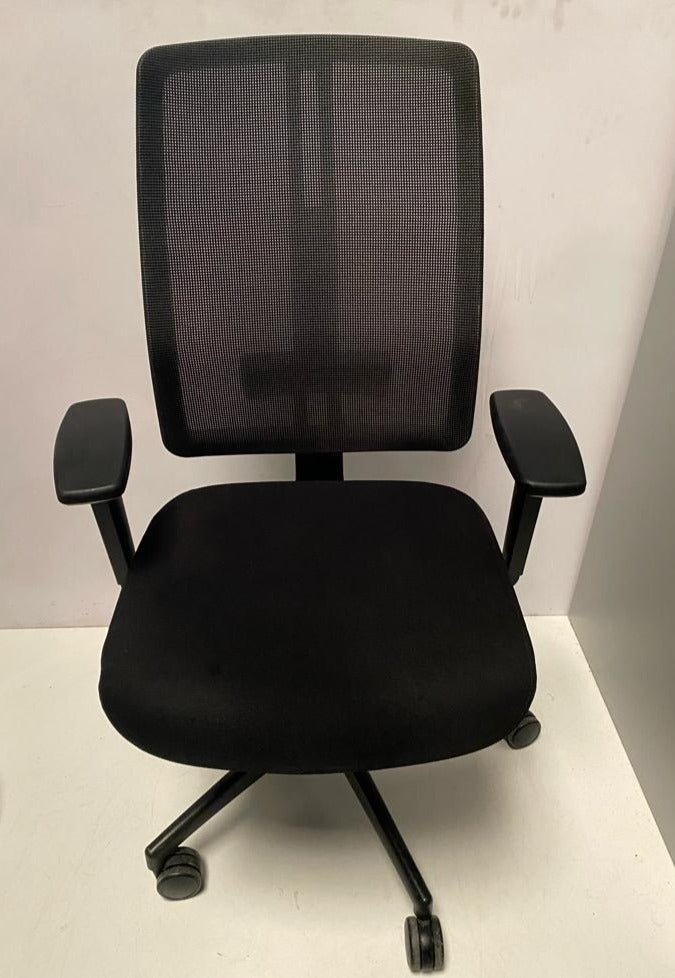 SILLA OPERATIVA NEGRA RESPALDO MALLA NEGRA RECTANGULAR