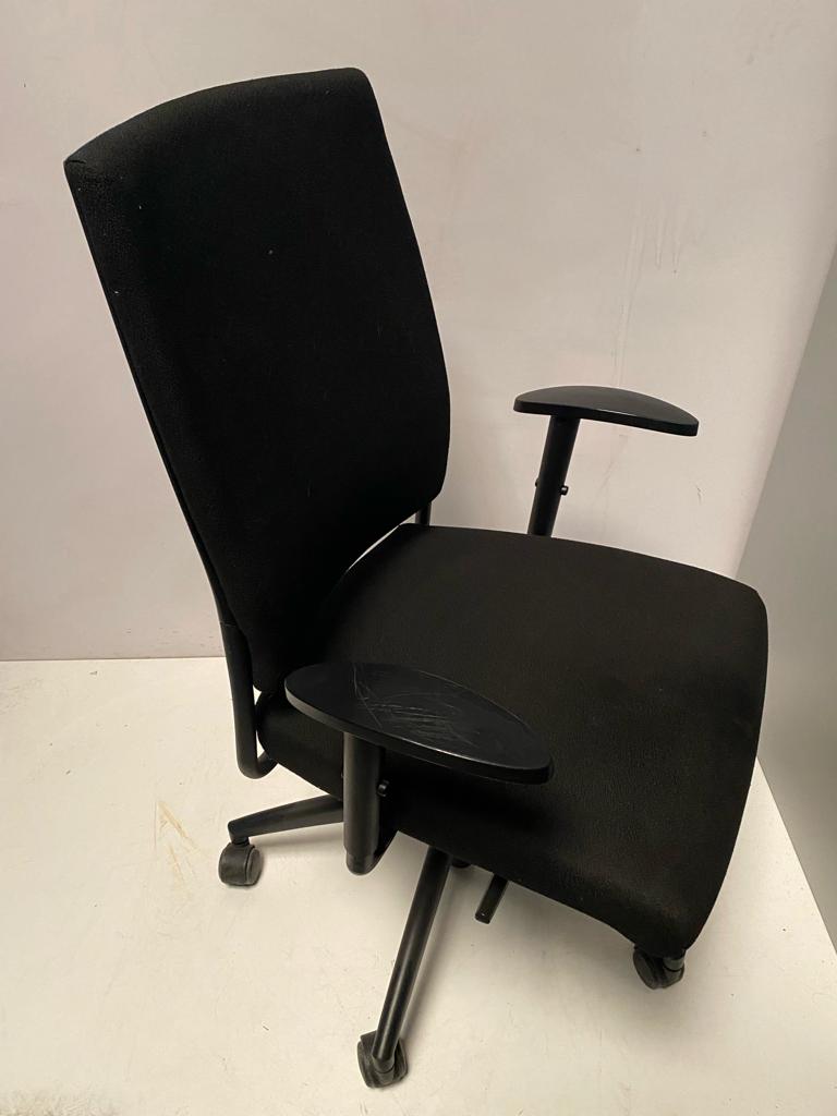 SILLA OPERATIVA TELA NEGRA BRAZOS OVALADOS ESTILIZADOS