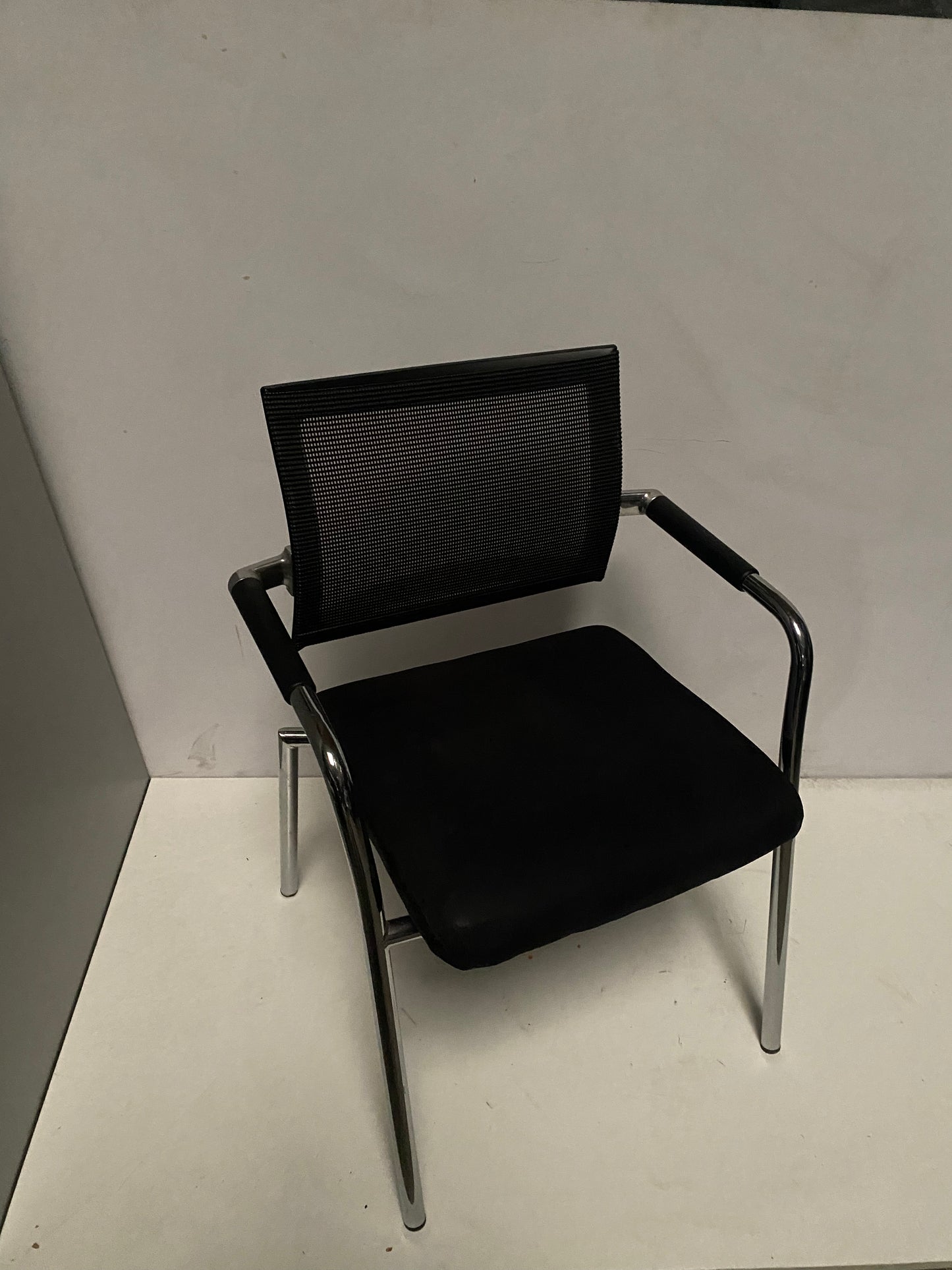 SILLA CONFIDENTE PATIN NEGRA CROMADA
