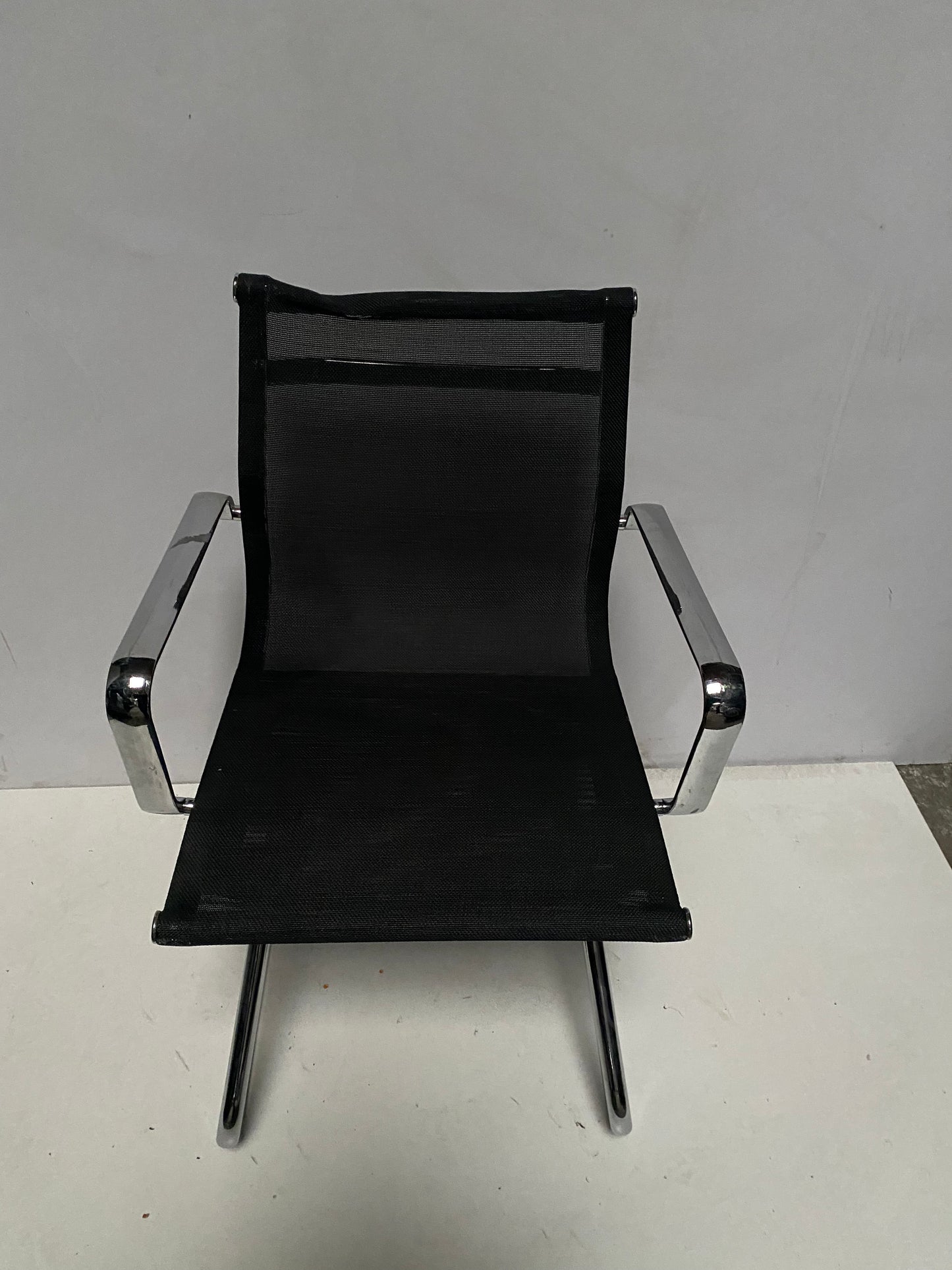 SILLA CONFIDENTE MALLA NEGRA. RESPALDO CON DESPERFECTO.