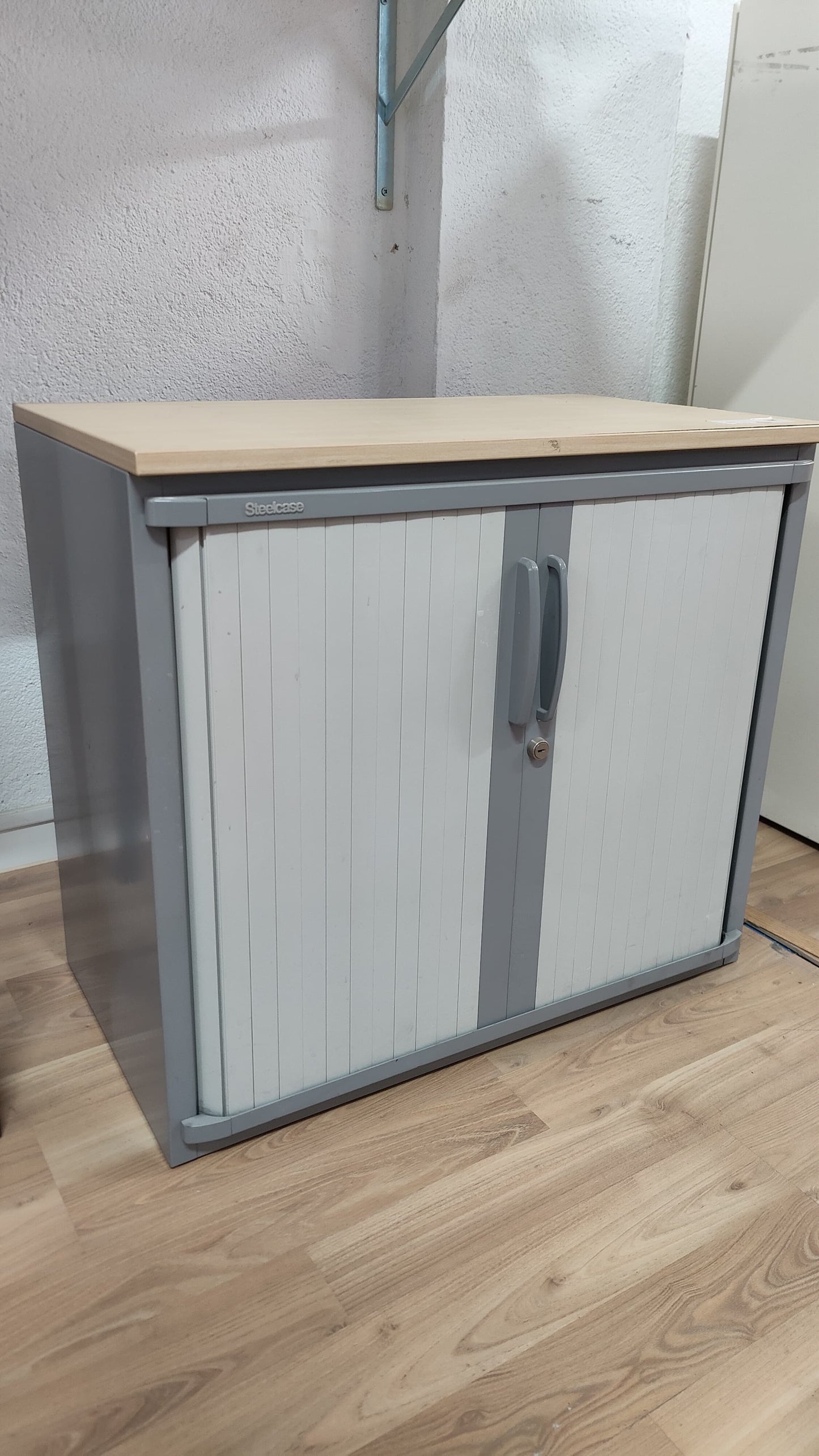 ARMARIO BAJO CREMA, METALICO, CORREDERA, TAPA DE MADERA 72X101X45