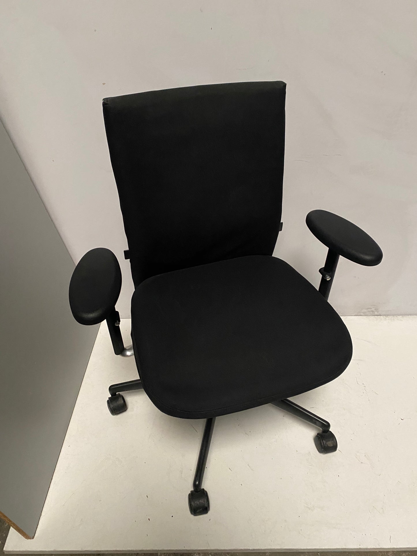 SILLA CONFIDENTE NEGRA BRAZOS OVALADOS