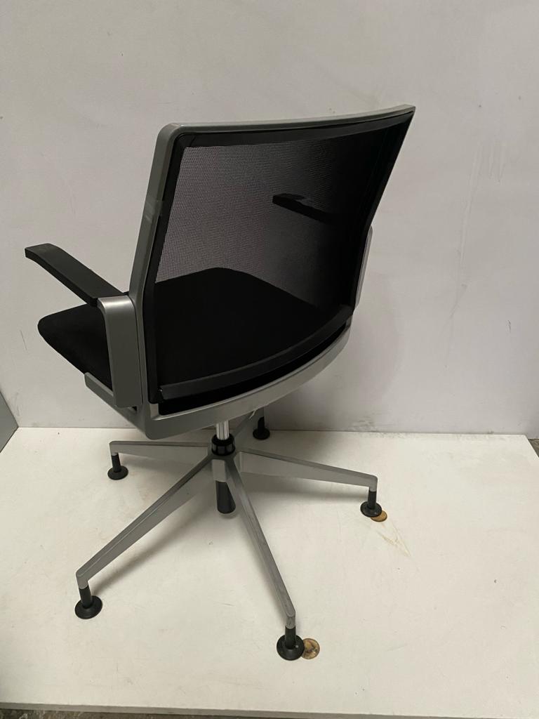 SILLA OPERATIVA DISEÑO NEGRA Y CROMADA