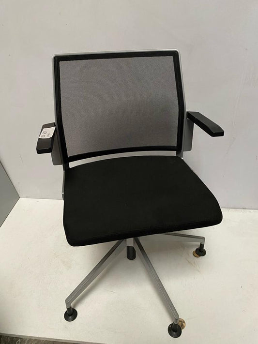 SILLA OPERATIVA DISEÑO NEGRA Y CROMADA