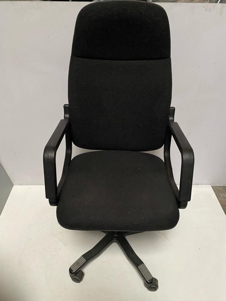 SILLA OPERATIVA NEGRA RESPALDO ALTO REDONDEADO