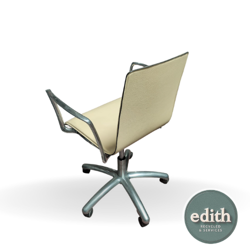 SILLA OPERATIVA BRAZOS FIJOS CROMADOS CUERO BEIGE