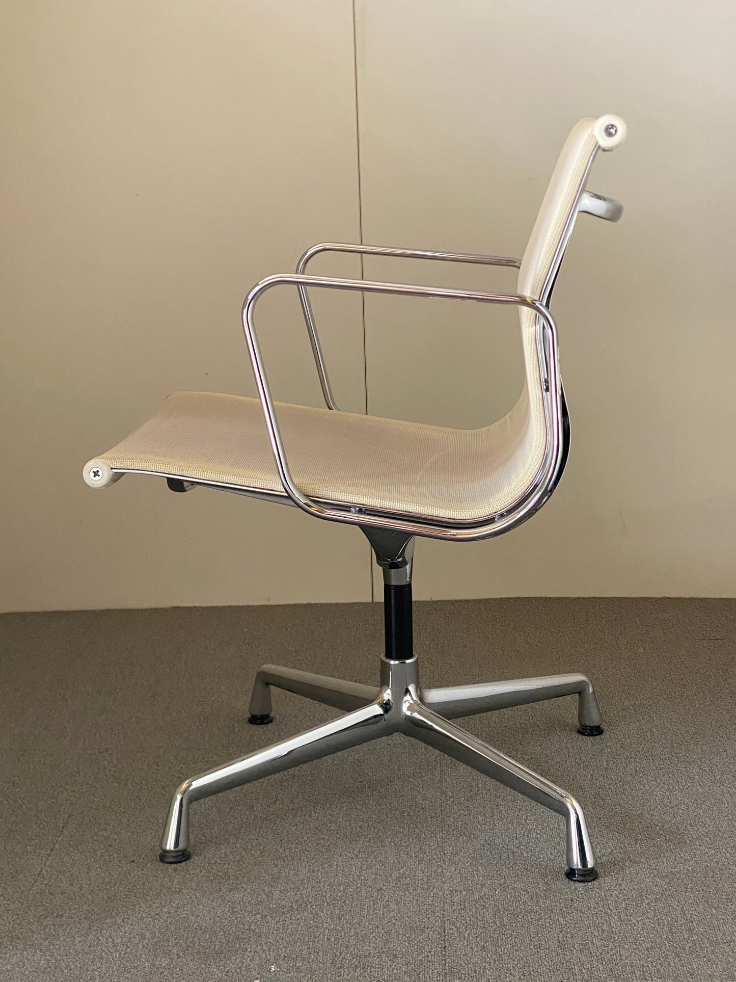 SILLA OPERATIVA VITRA ALUM CHAIR MALLA BLANCA/NEGRA