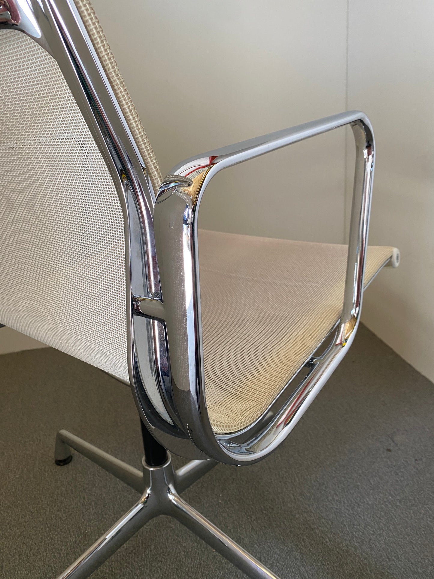 SILLA OPERATIVA VITRA ALUM CHAIR MALLA BLANCA/NEGRA