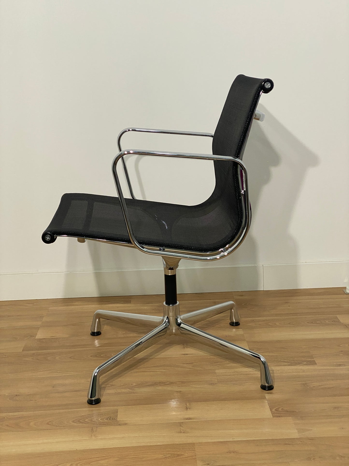 SILLA OPERATIVA VITRA ALUM CHAIR MALLA BLANCA/NEGRA