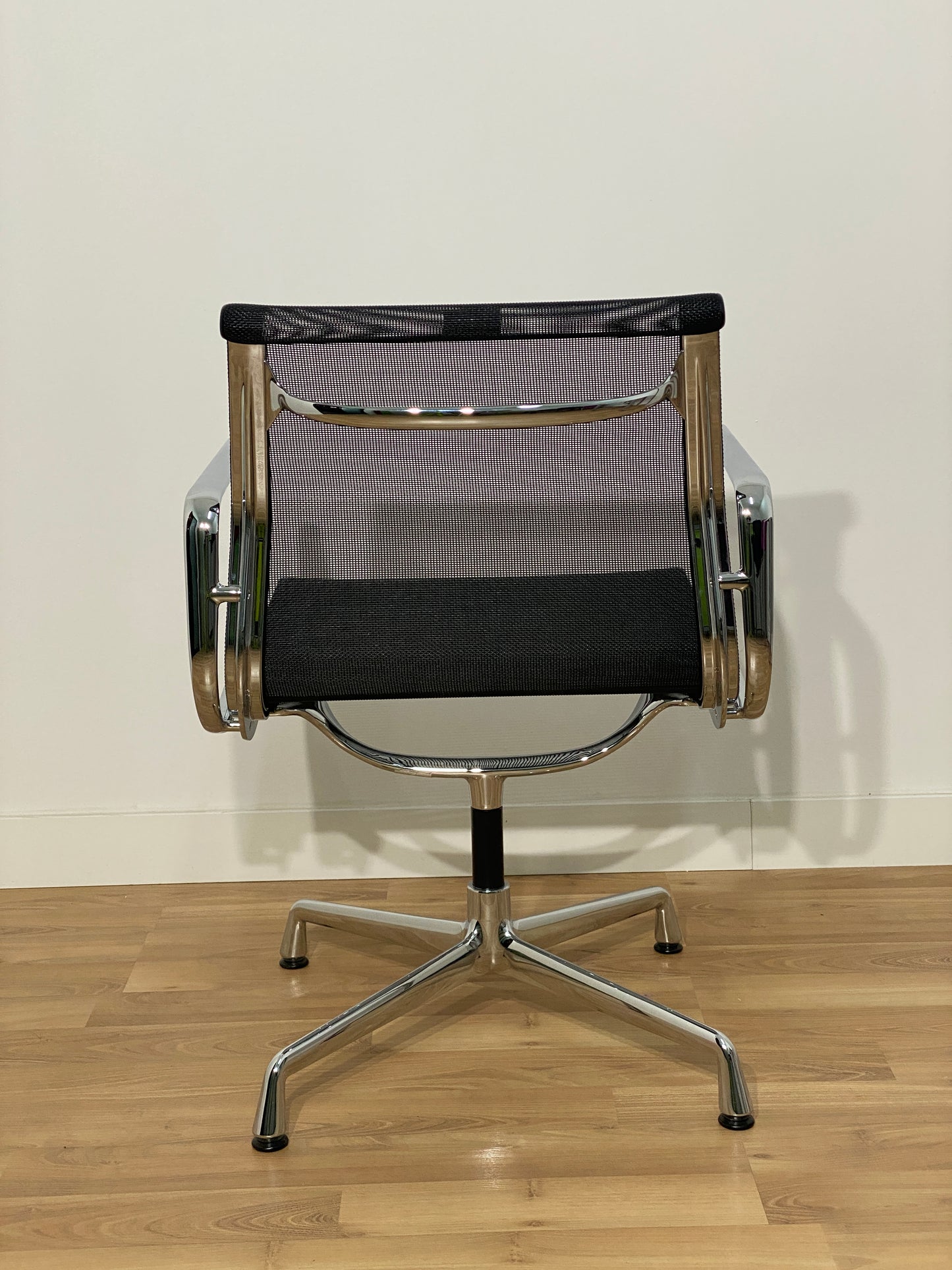 SILLA OPERATIVA VITRA ALUM CHAIR MALLA BLANCA/NEGRA