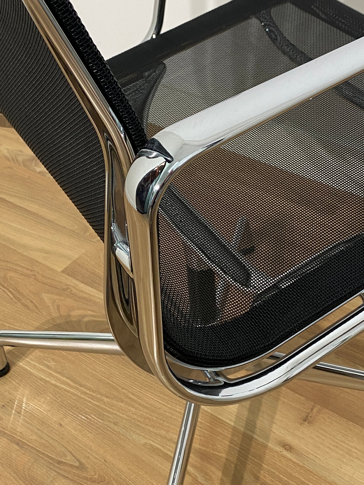 SILLA OPERATIVA VITRA ALUM CHAIR MALLA BLANCA/NEGRA