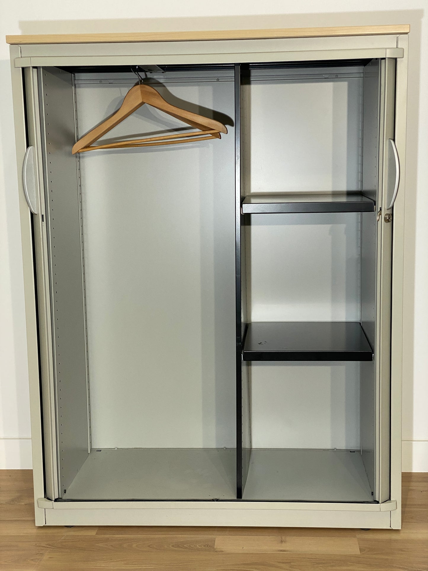 ARMARIO MEDIANO ROPERO GRIS METALICO, CORREDERA, TAPA MADERA 130X100X47