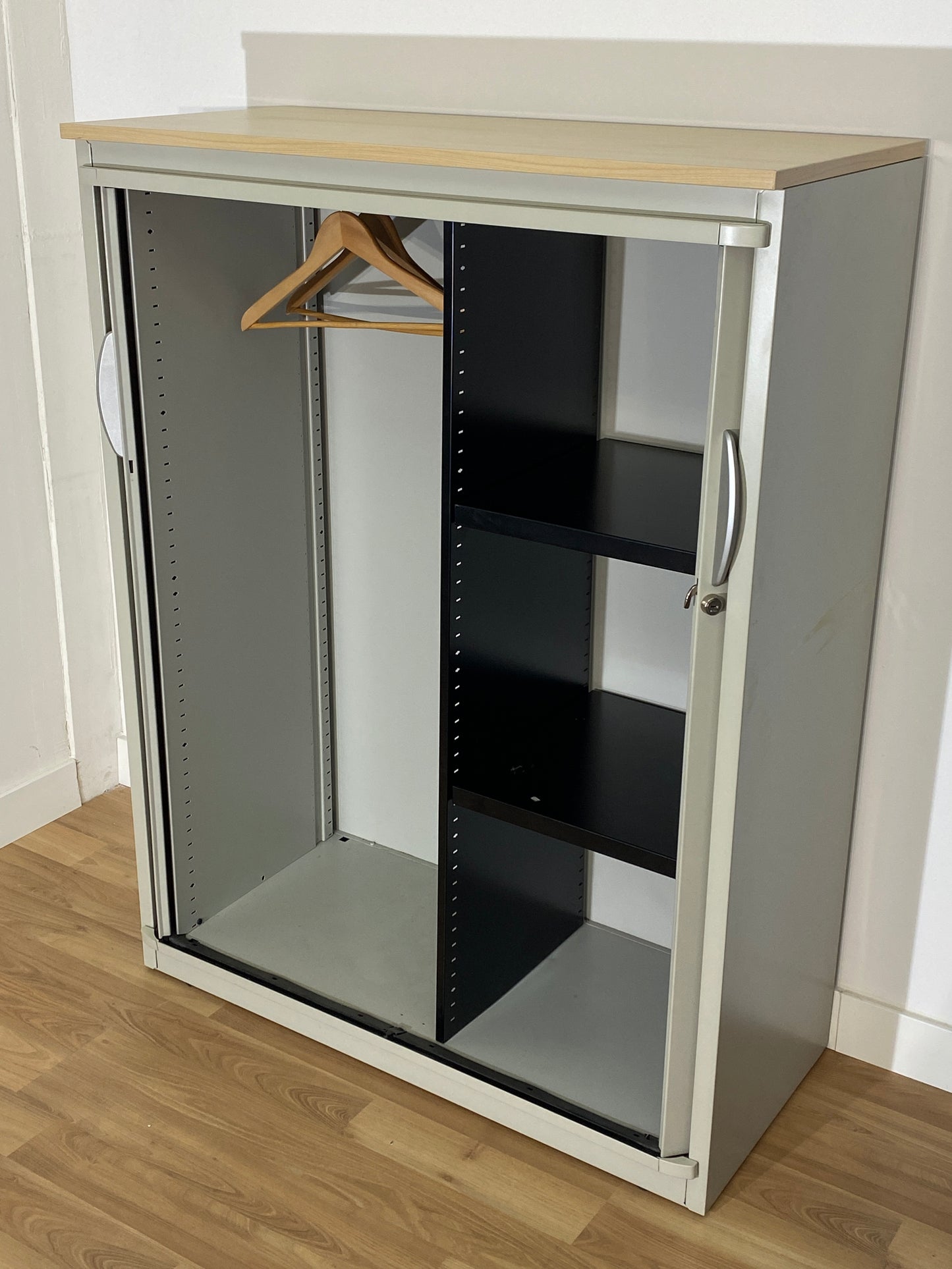 ARMARIO MEDIANO ROPERO GRIS METALICO, CORREDERA, TAPA MADERA 130X100X47