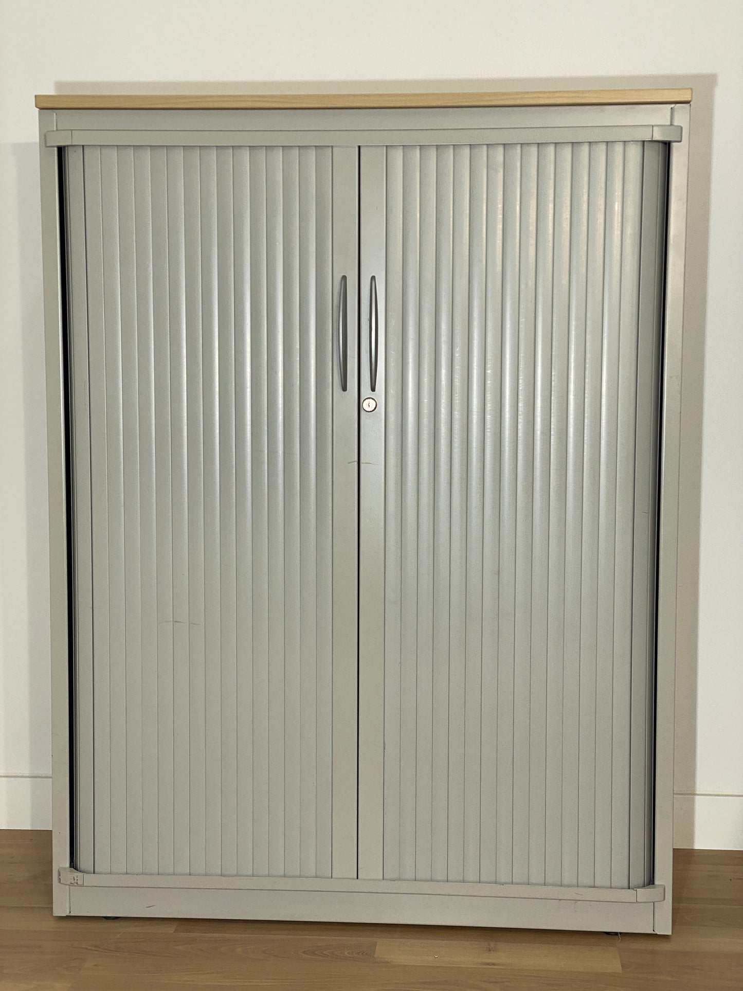 ARMARIO MEDIANO ROPERO GRIS METALICO, CORREDERA, TAPA MADERA 130X100X47