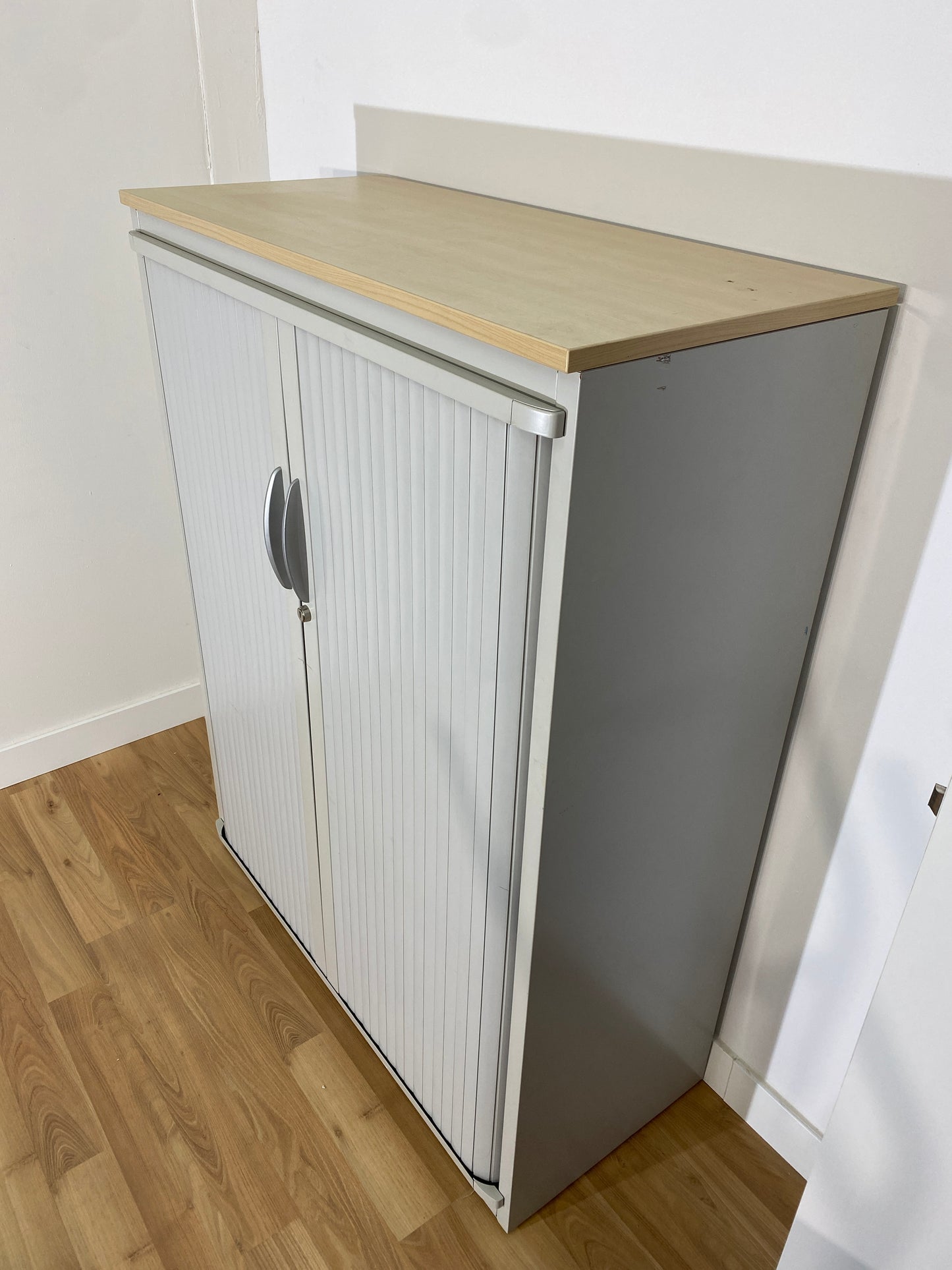 ARMARIO MEDIANO GRIS, METALICO, CORREDERA, TAPA DE MADERA 130X100X47