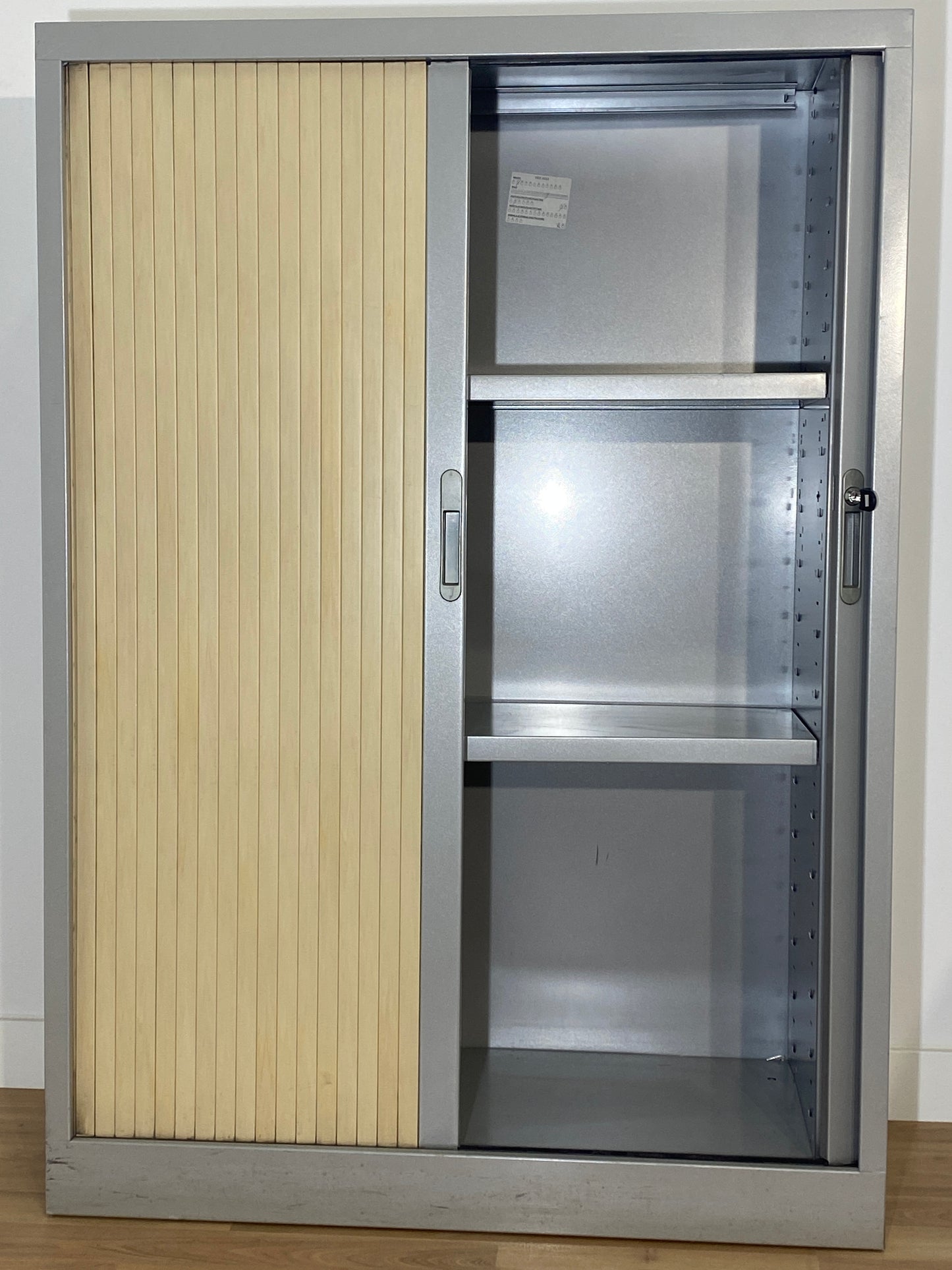 ARMARIO MEDIANO GRIS, METALICO, CORREDERA MARRON 145X102X45