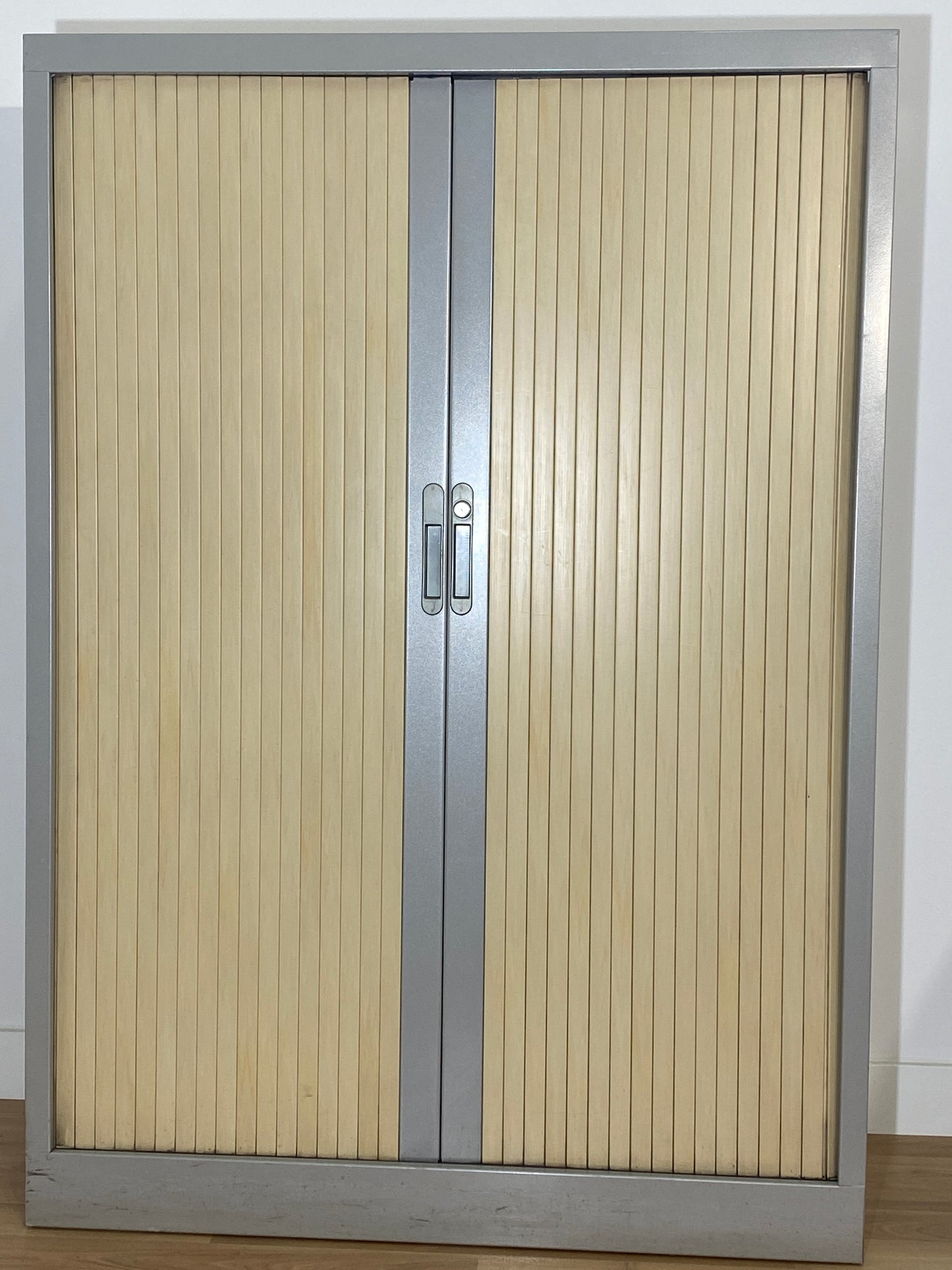 ARMARIO MEDIANO GRIS, METALICO, CORREDERA MARRON 145X102X45