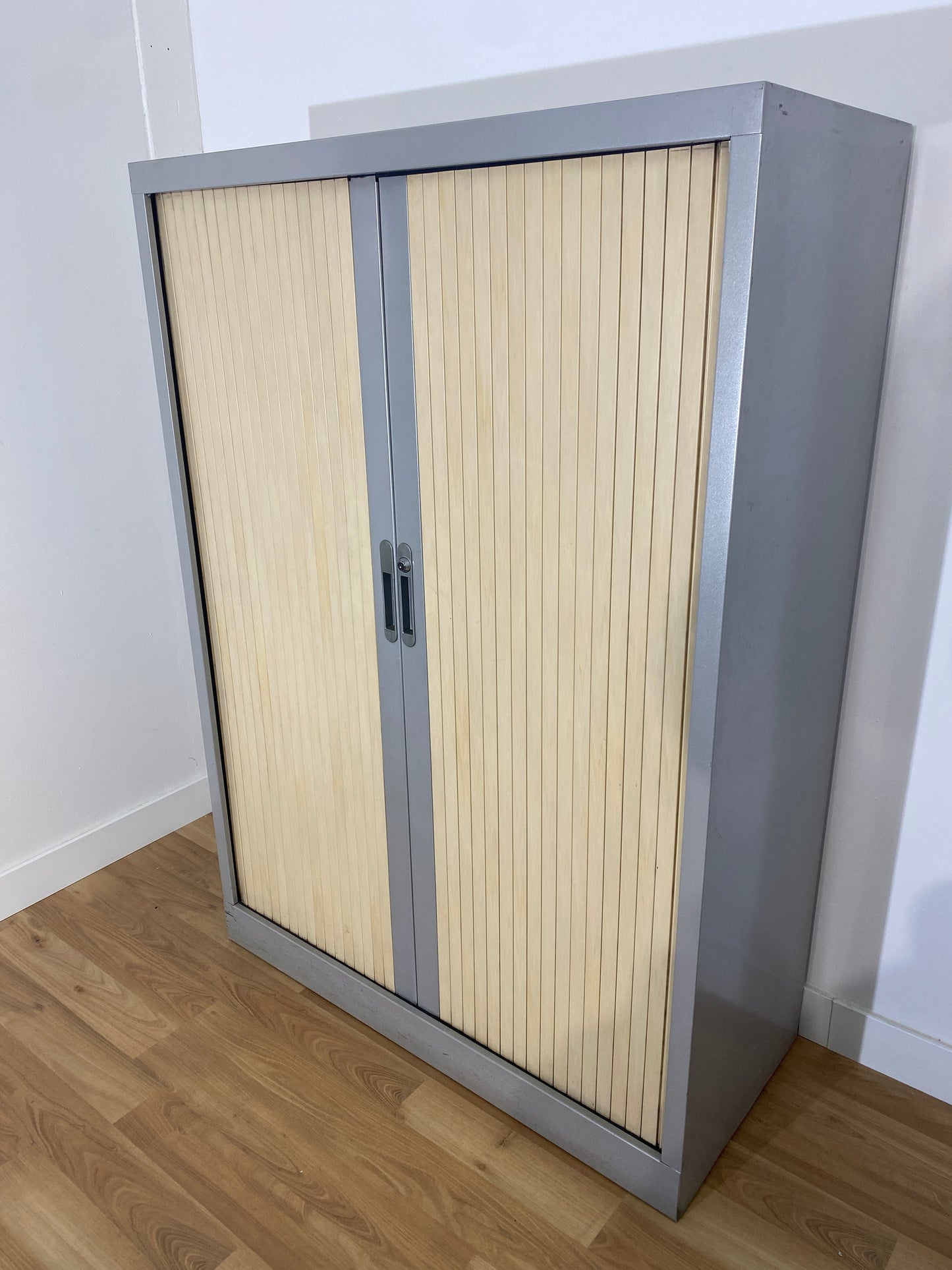 ARMARIO MEDIANO GRIS, METALICO, CORREDERA MARRON 145X102X45