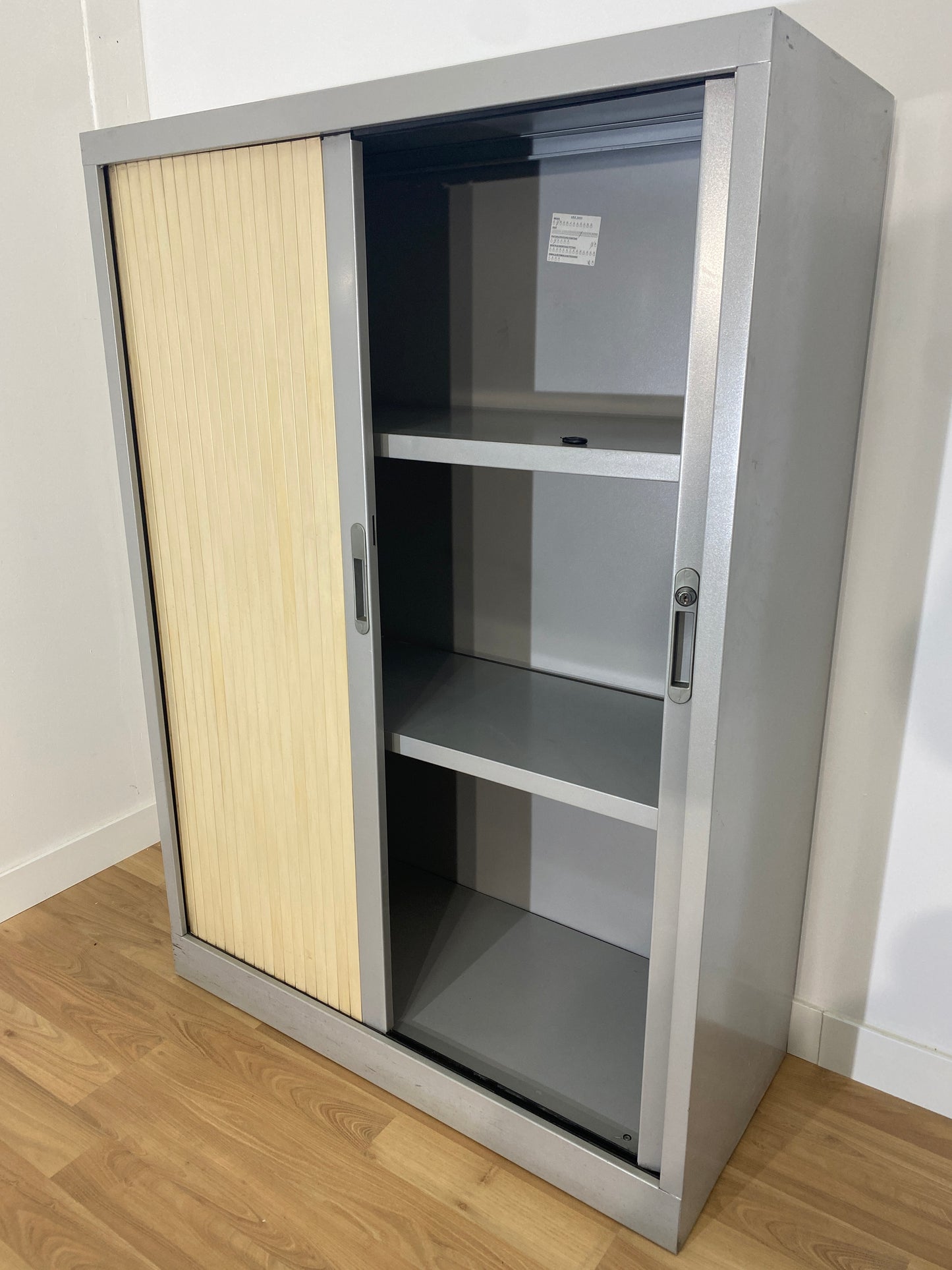 ARMARIO MEDIANO GRIS, METALICO, CORREDERA MARRON 145X102X45