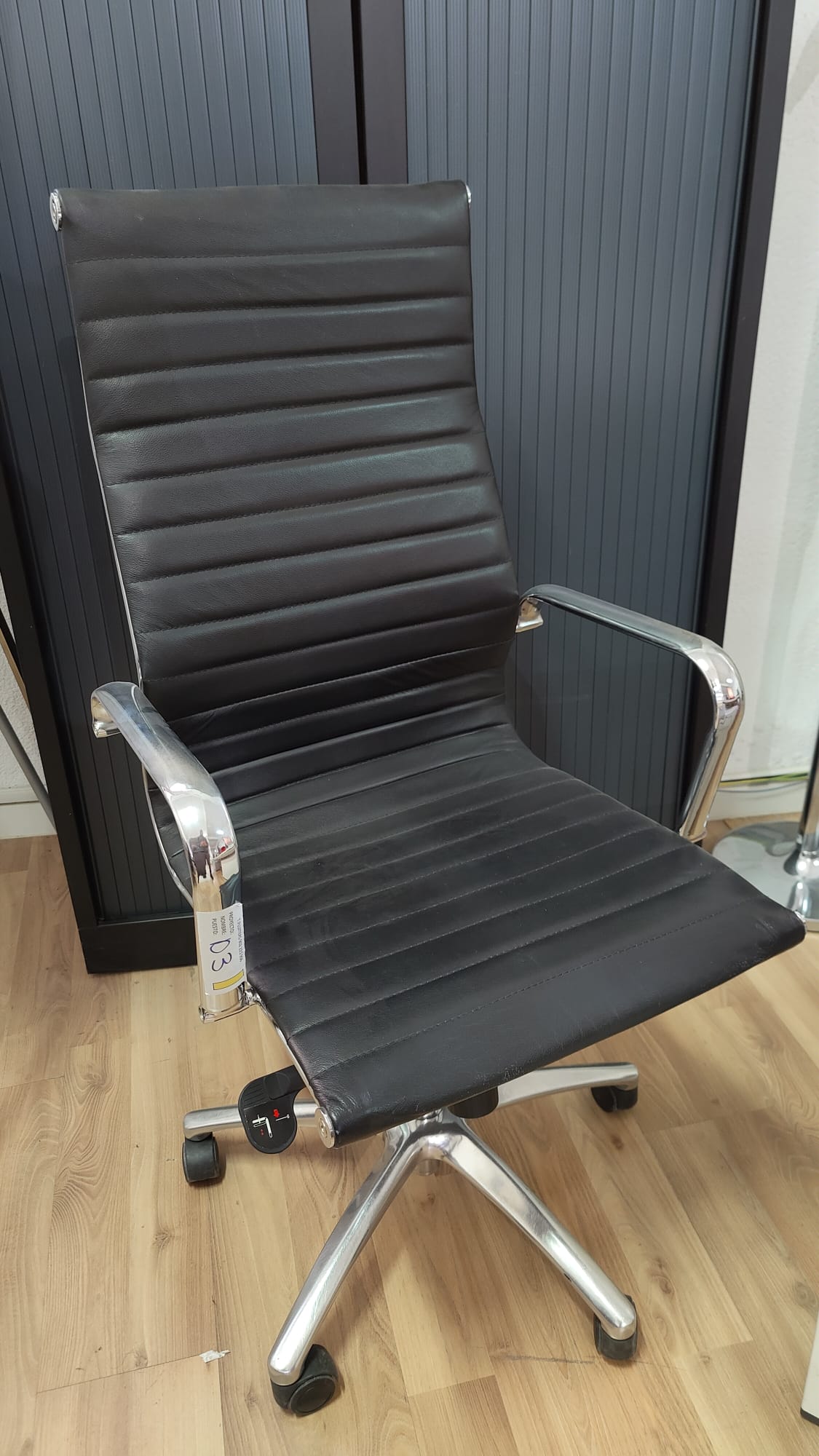 SILLA OPERATIVA CUERO BRAZOS CROMADOS