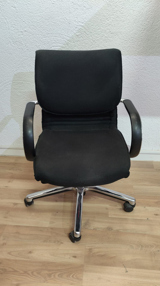 SILLA OPERATIVA TELA NEGRA BRAZOS FIJOS NEGROS