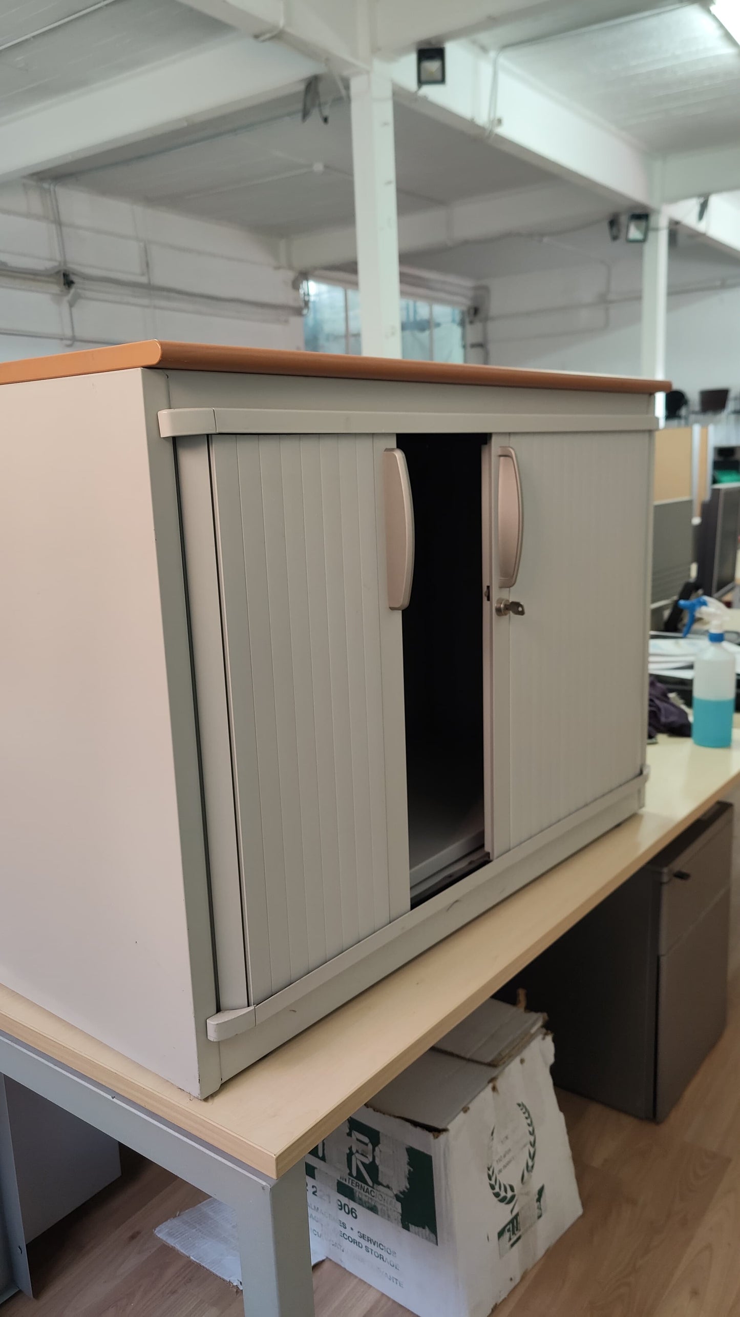 ARMARIO BAJO CREMA, METALICO, CORREDERA, TAPA DE MADERA 72X101X45