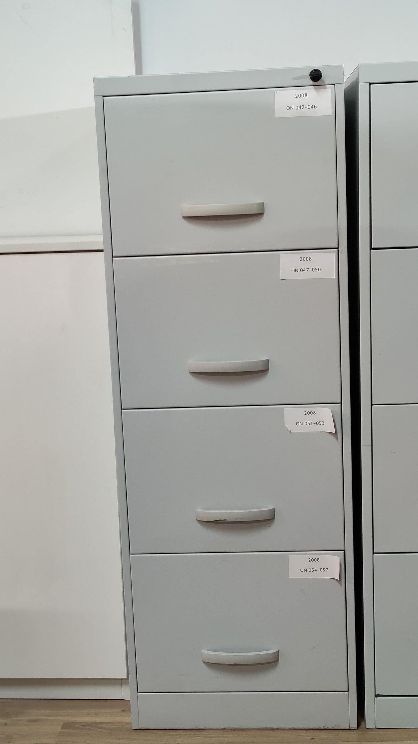 ARCHIVADOR VERTICAL GRIS METAL CON CERRADURA
