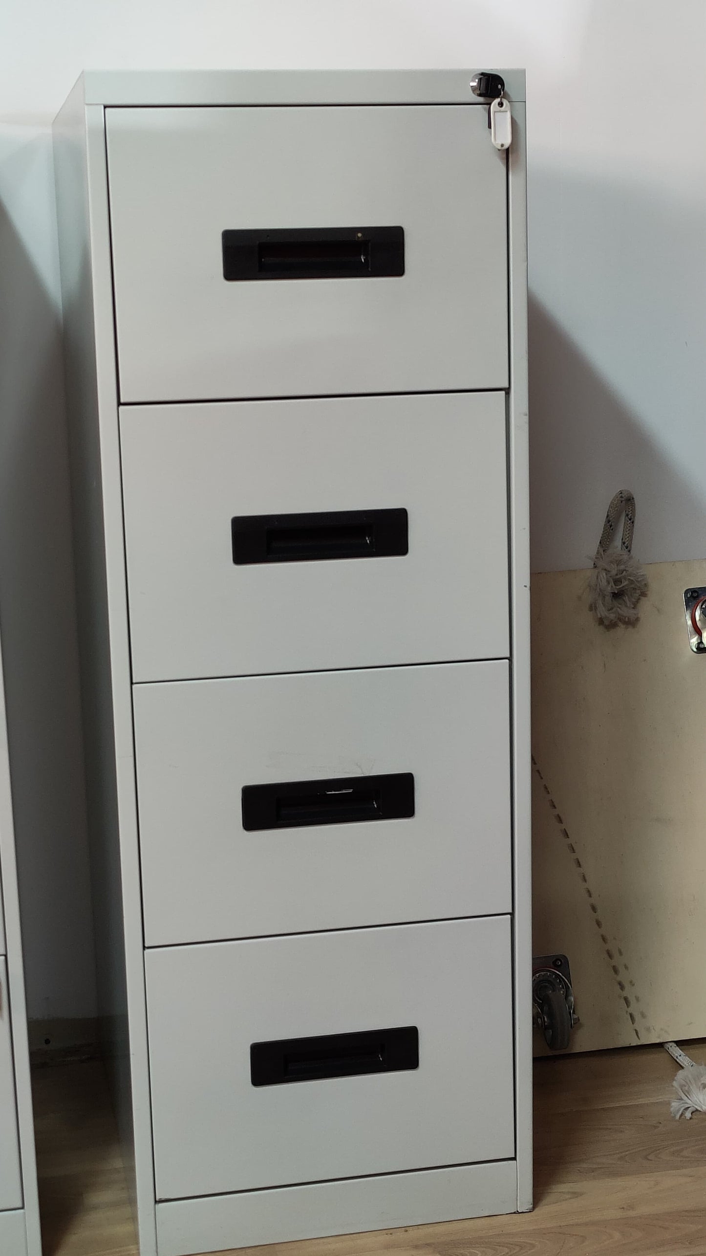 ARCHIVADOR VERTICAL DE METAL GRIS CON CERRADURA