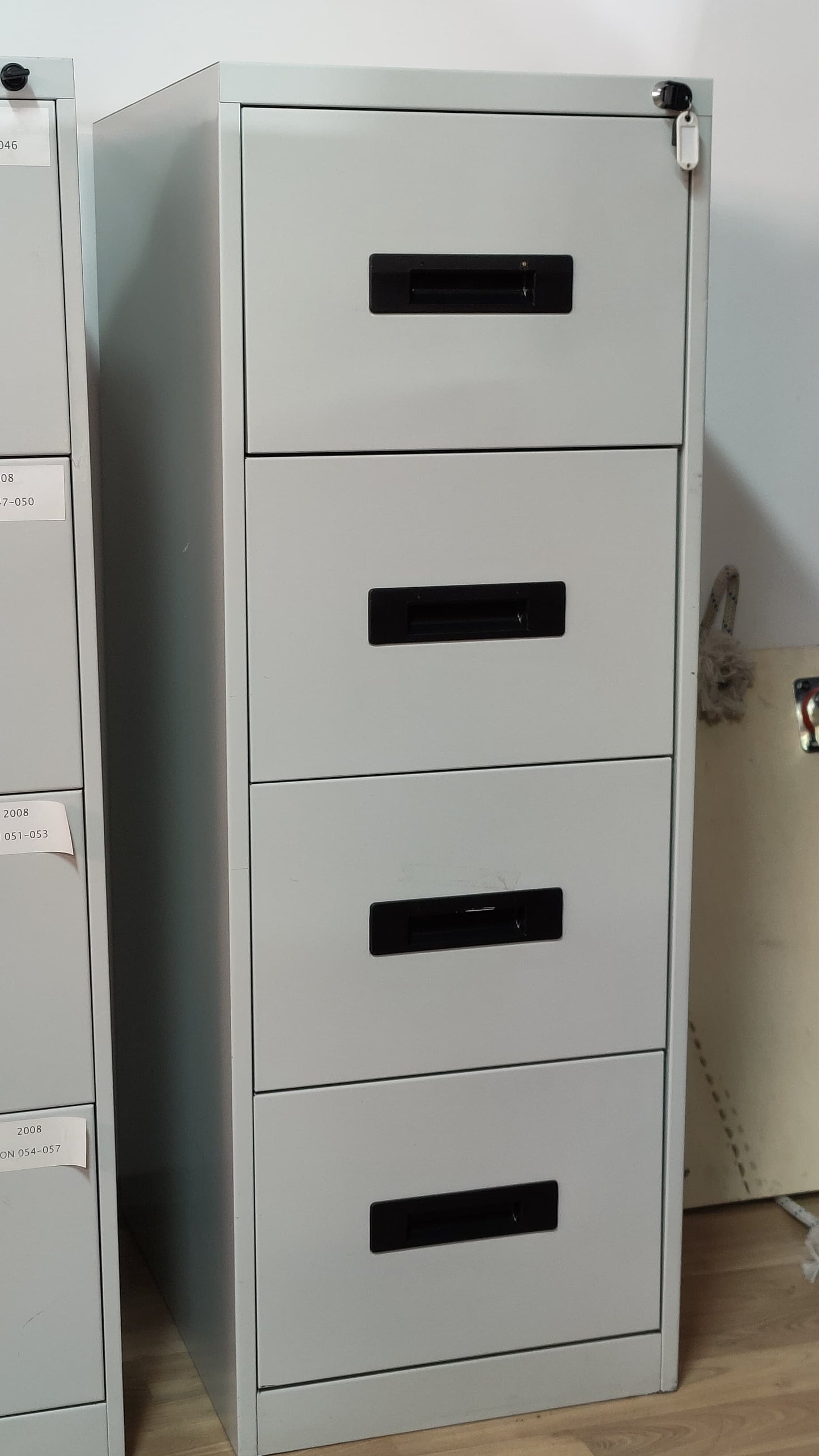 ARCHIVADOR VERTICAL DE METAL GRIS CON CERRADURA