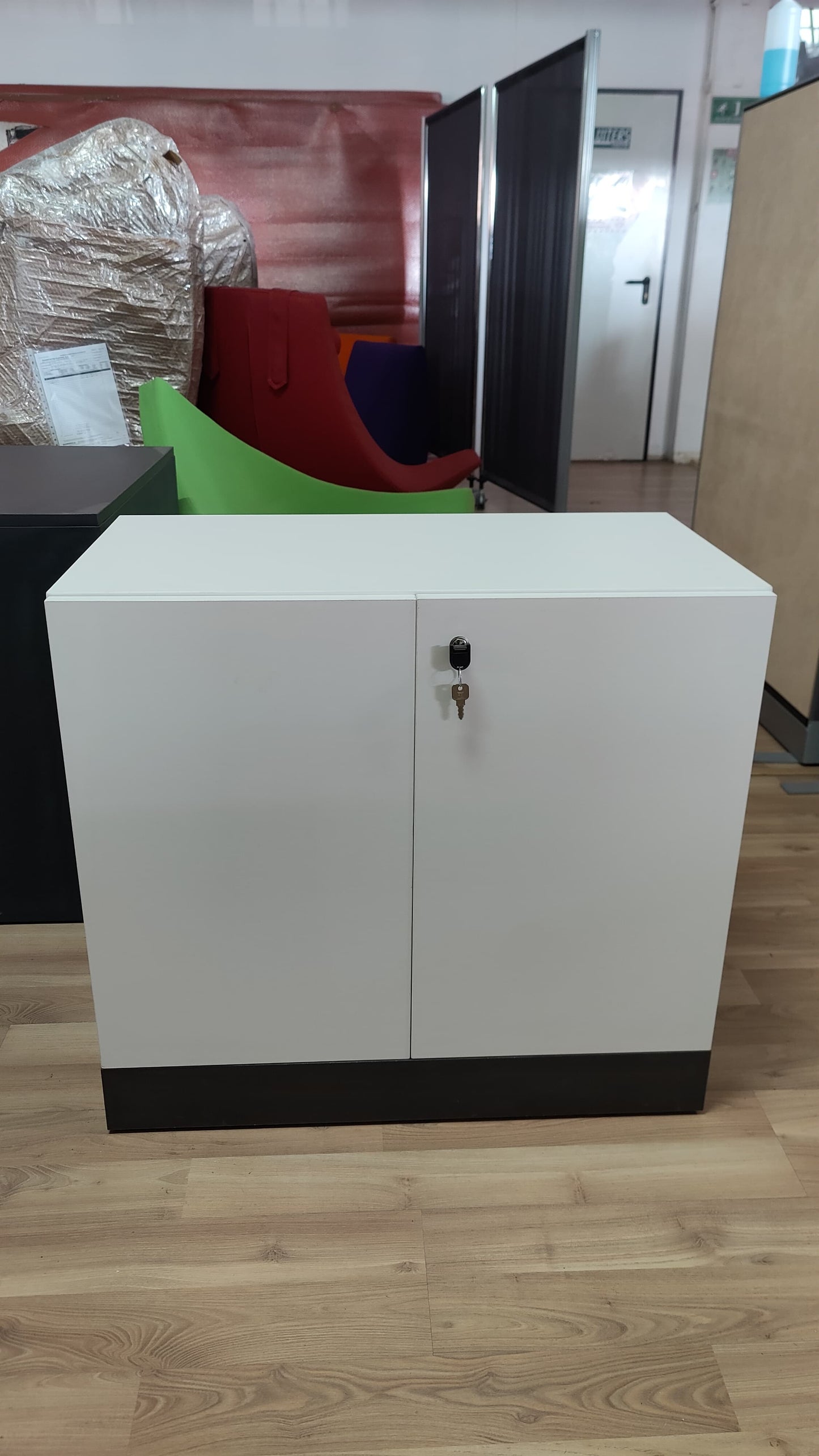 ARMARIO BAJO BLANCO Y NEGRO, MADERA 73X80X45