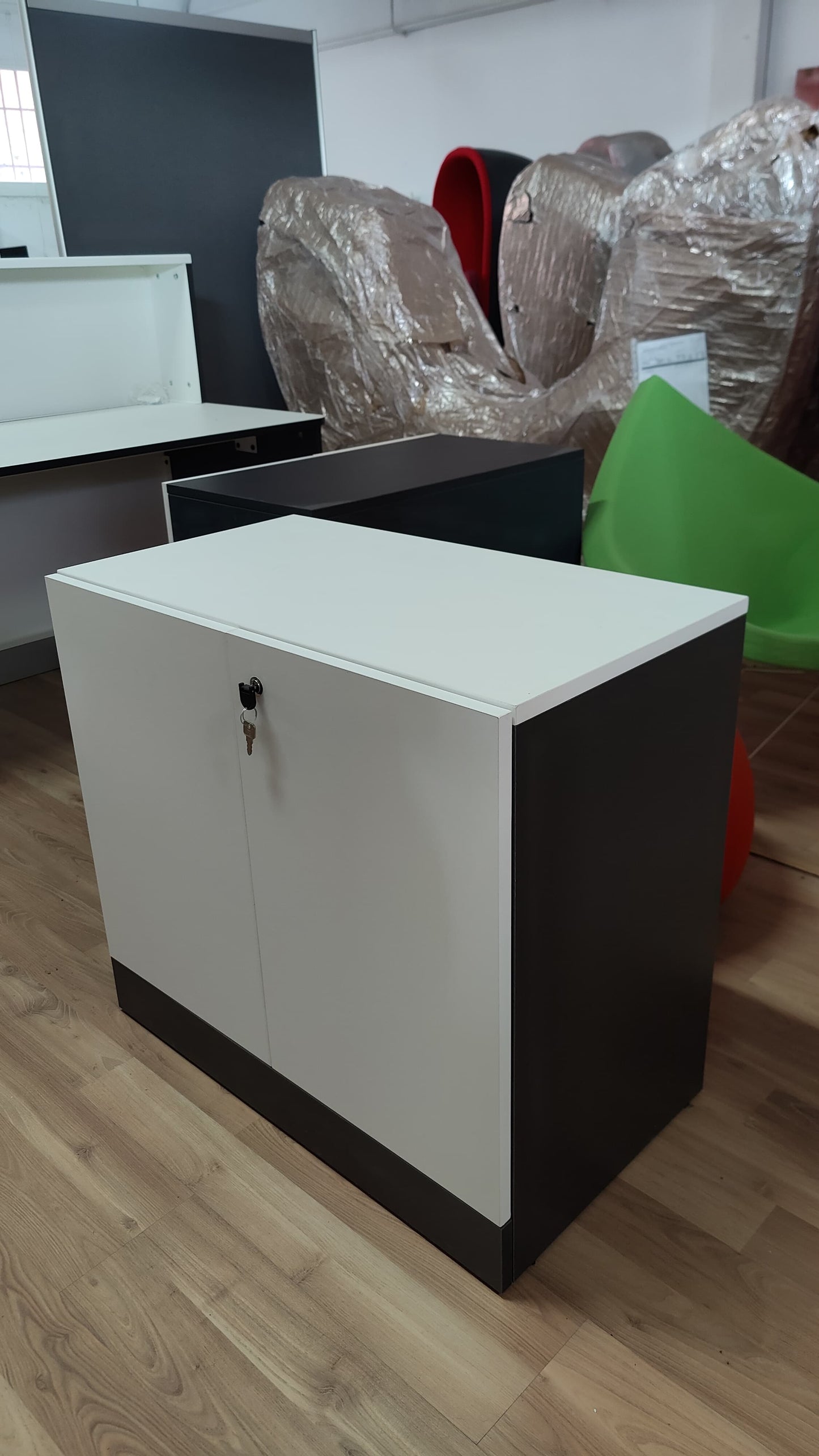 ARMARIO BAJO BLANCO Y NEGRO, MADERA 73X80X45