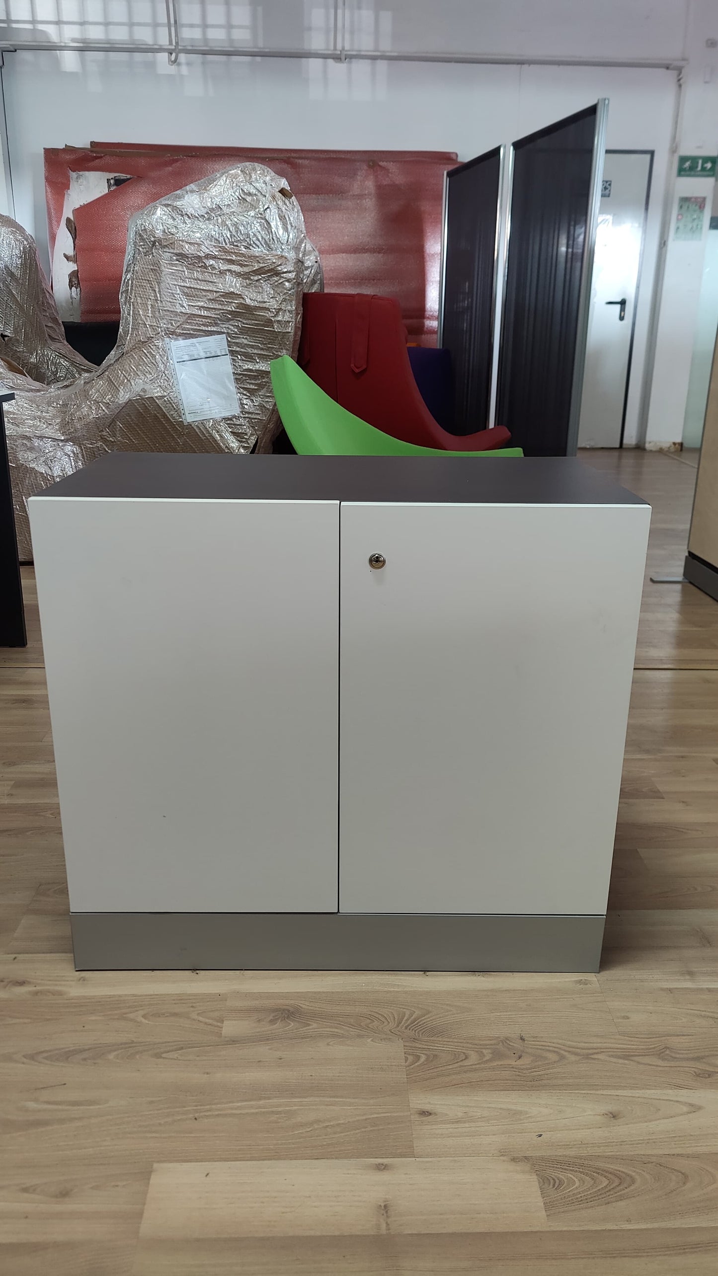 ARMARIO BAJO BLANCO Y NEGRO  MADERA 73X80X45