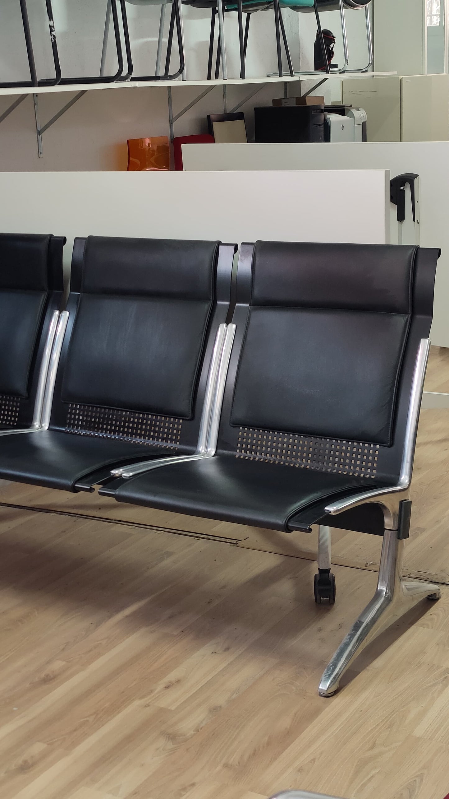 BANCO DE 3 ASIENTOS CUERO NEGRO