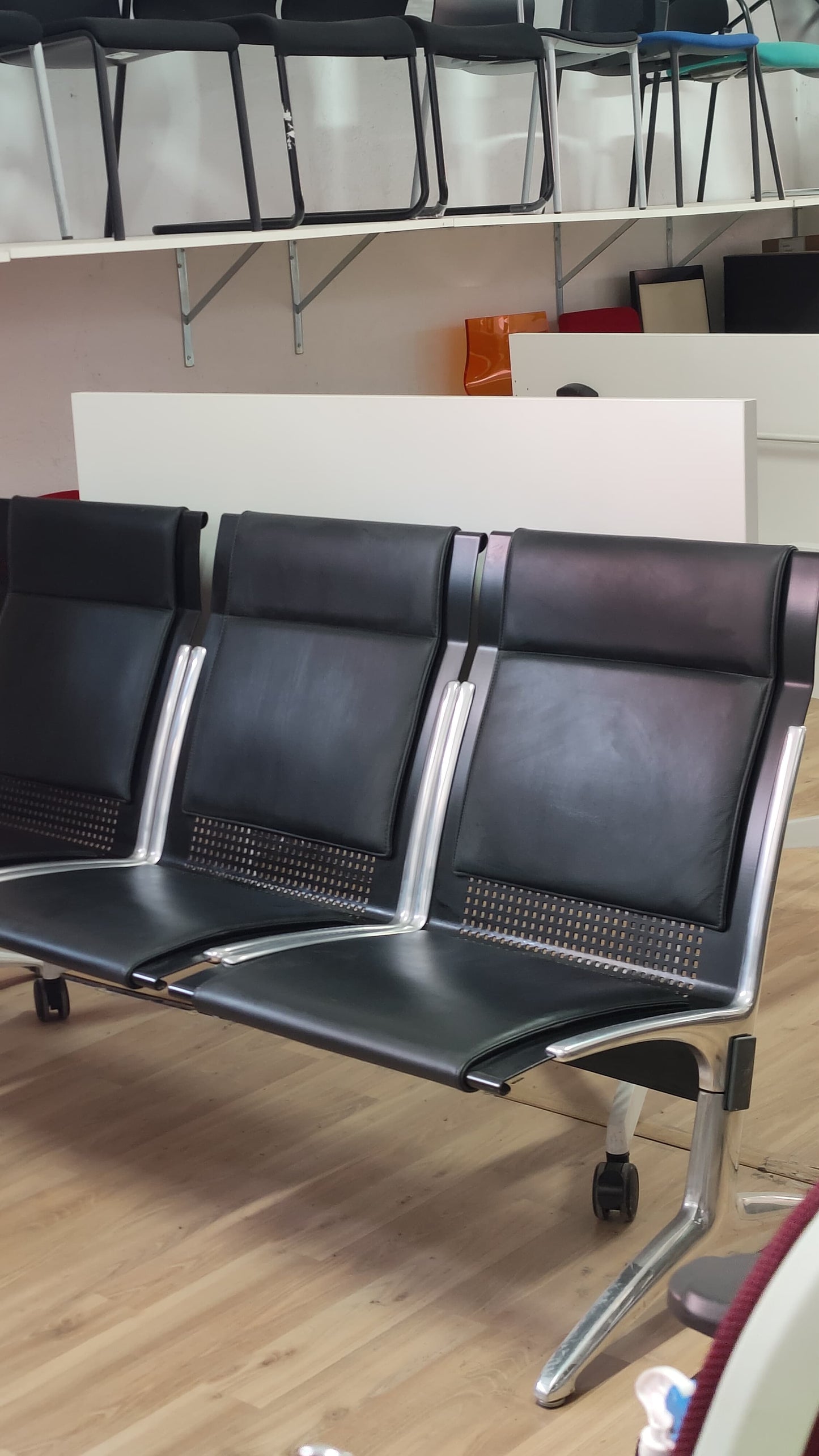 BANCO DE 3 ASIENTOS CUERO NEGRO