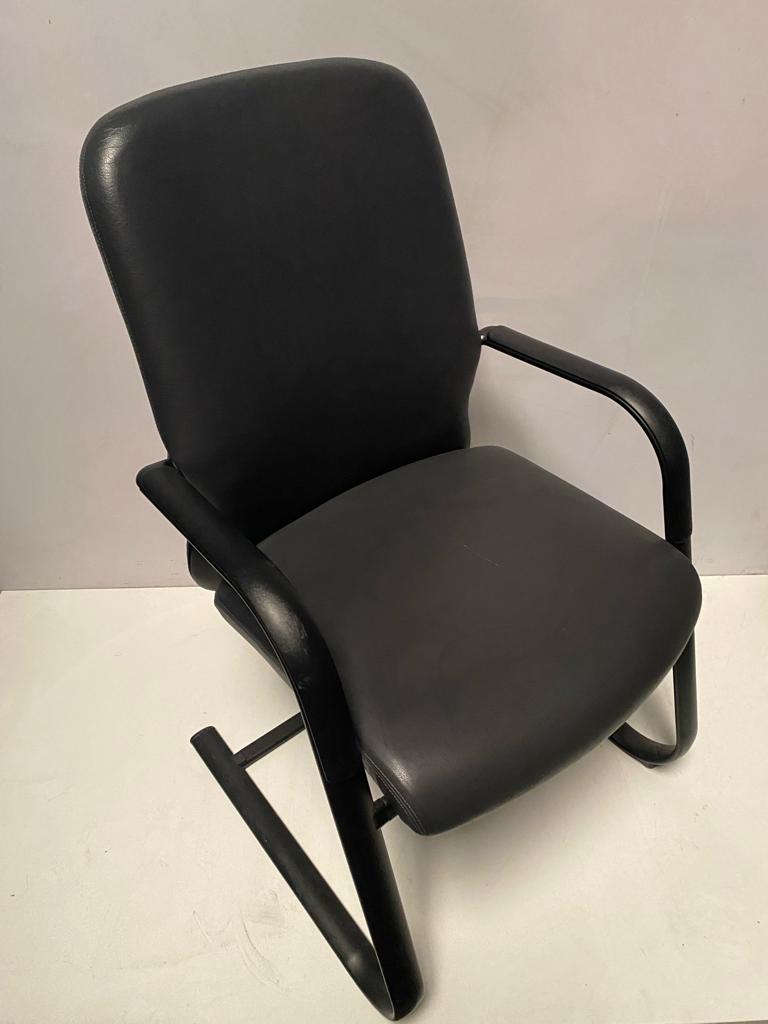 SILLA CONFIDENTE CUERO NEGRO Y PATÍN NEGRO