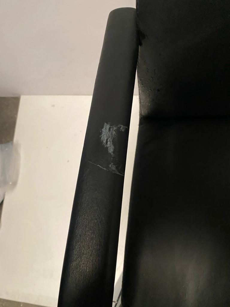 SILLA CONFIDENTE CUERO NEGRO PATÍN CROMADO. BRAZO DAÑADO.