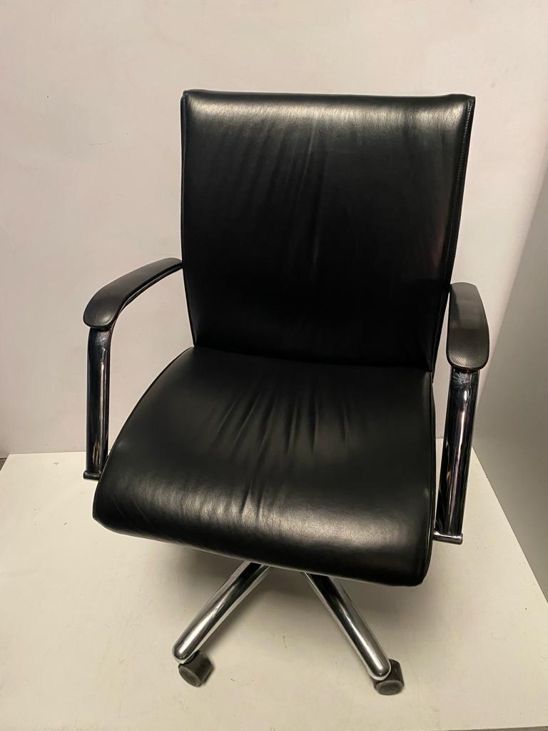 SILLA OPERATIVA CUERO NEGRA BRAZOS FIJOS NEGROS Y CROMADOS