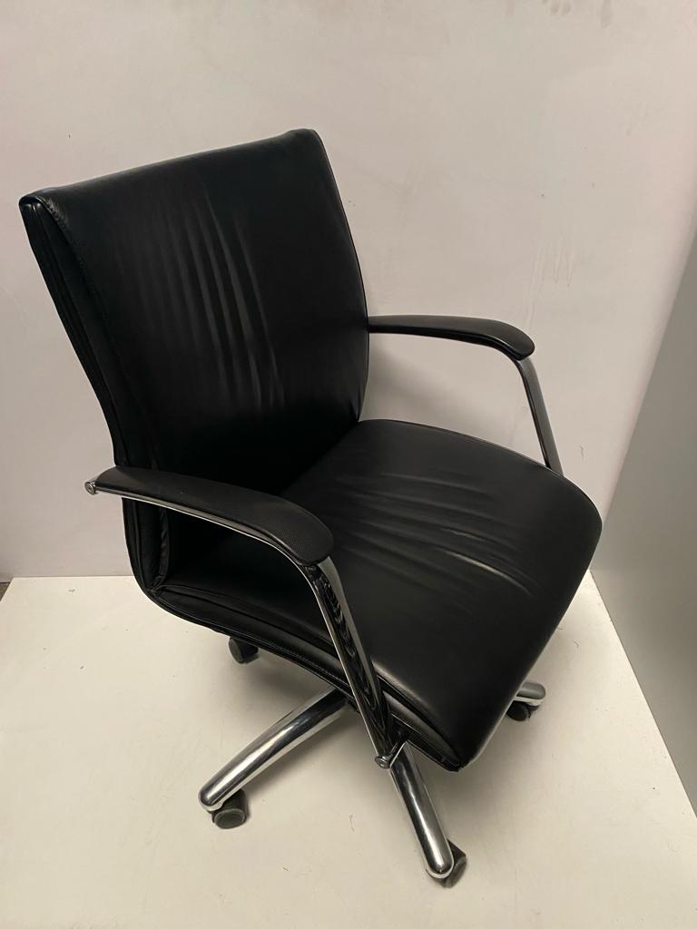 SILLA OPERATIVA CUERO NEGRA BRAZOS FIJOS NEGROS Y CROMADOS