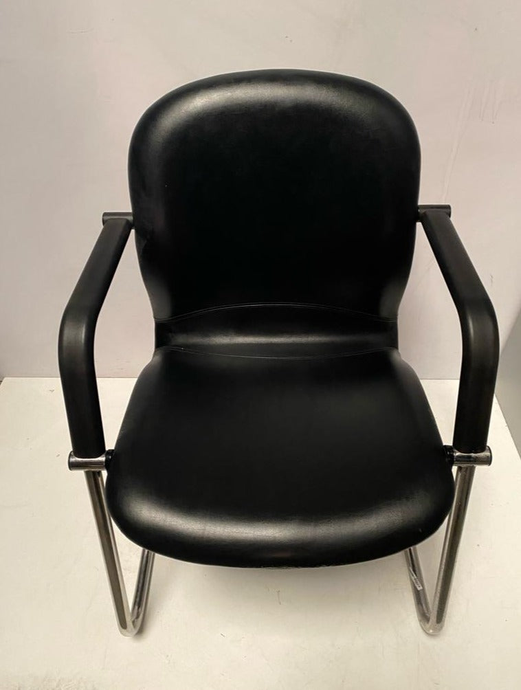 SILLA CONFIDENTE PATÍN CUERO NEGRO RESPALDO REDONDEADO